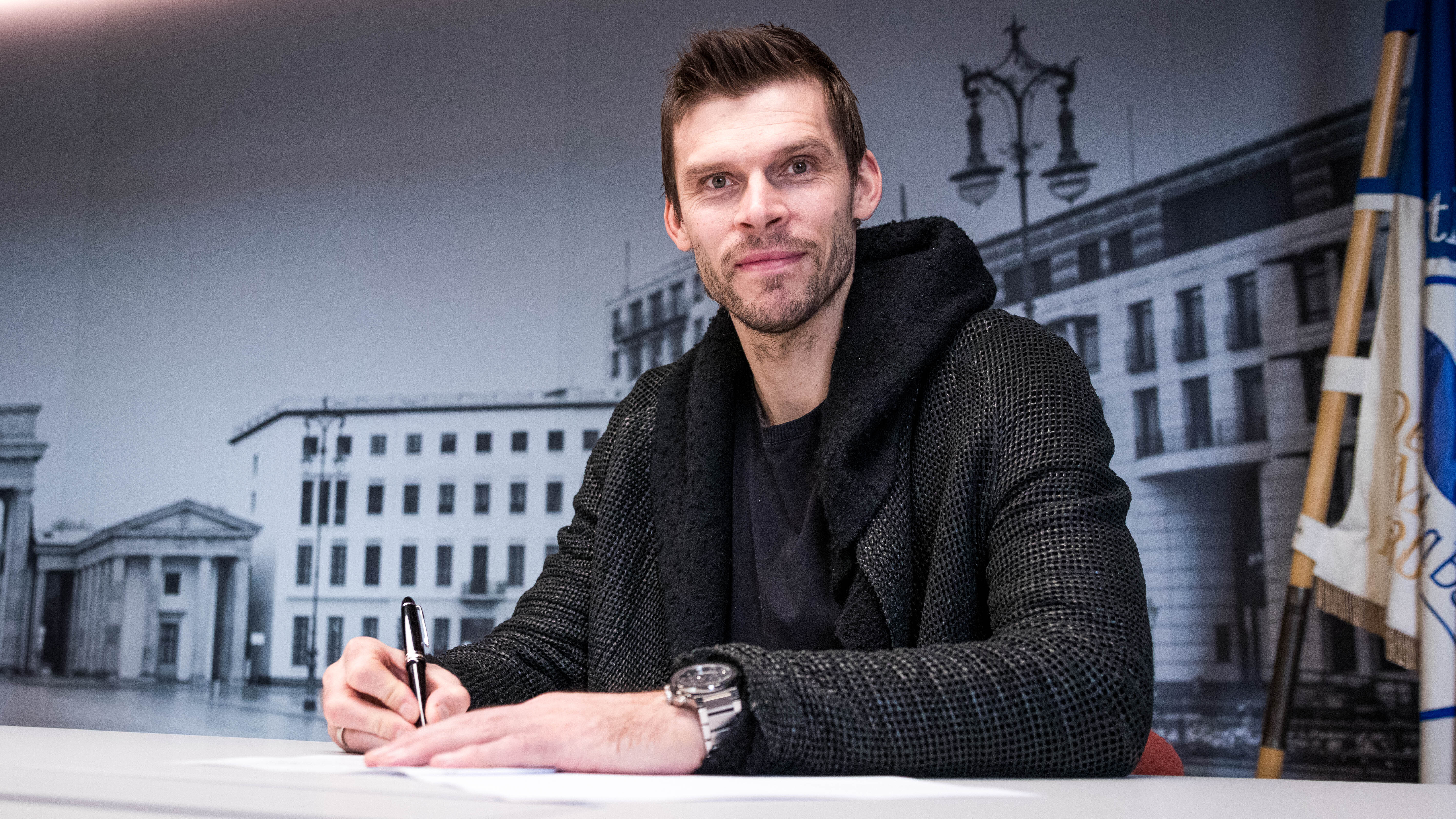 Rune Jarstein signs his contract extension.