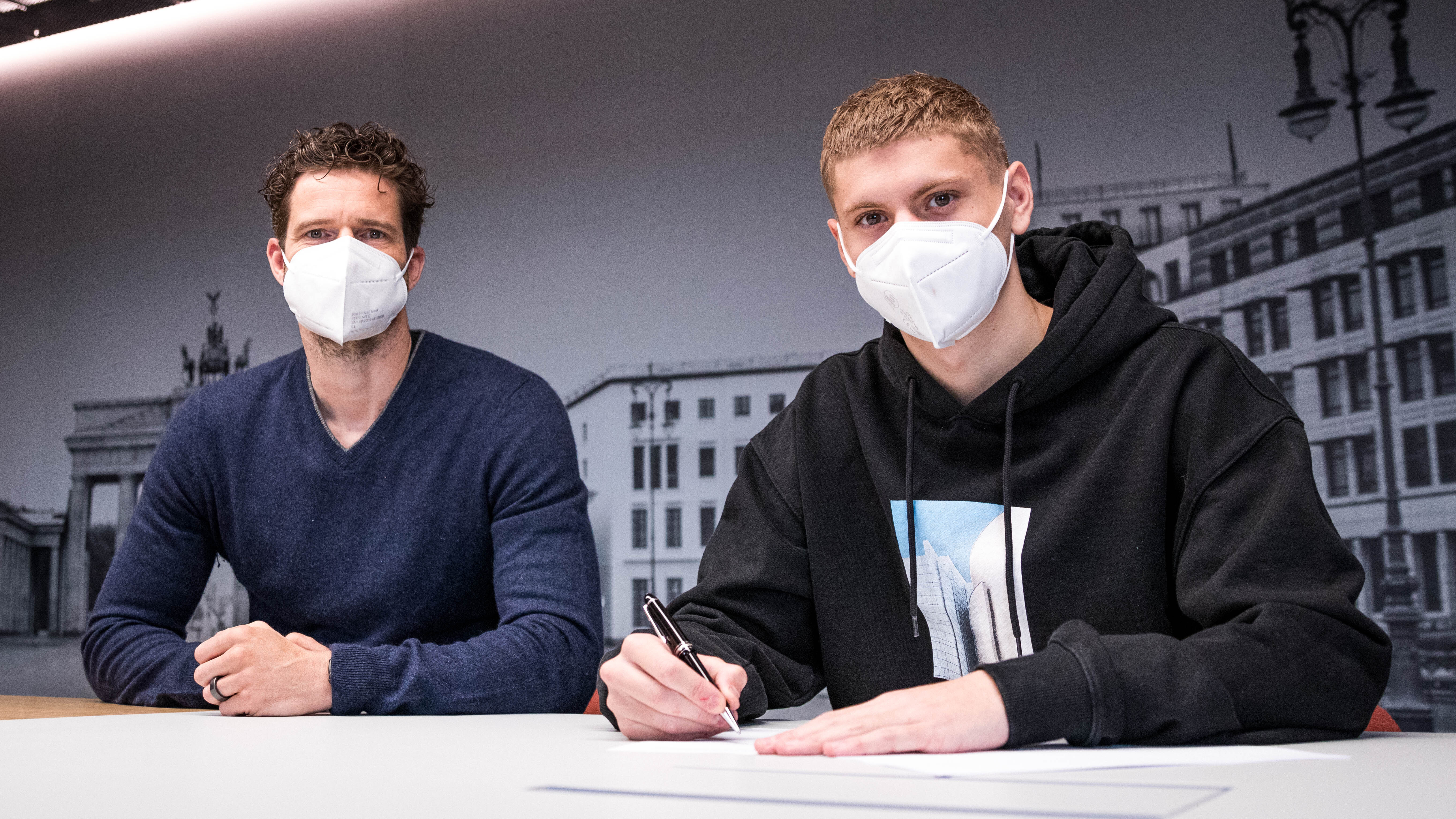 Márton Dárdai and Arne Friedrich signing the contract.