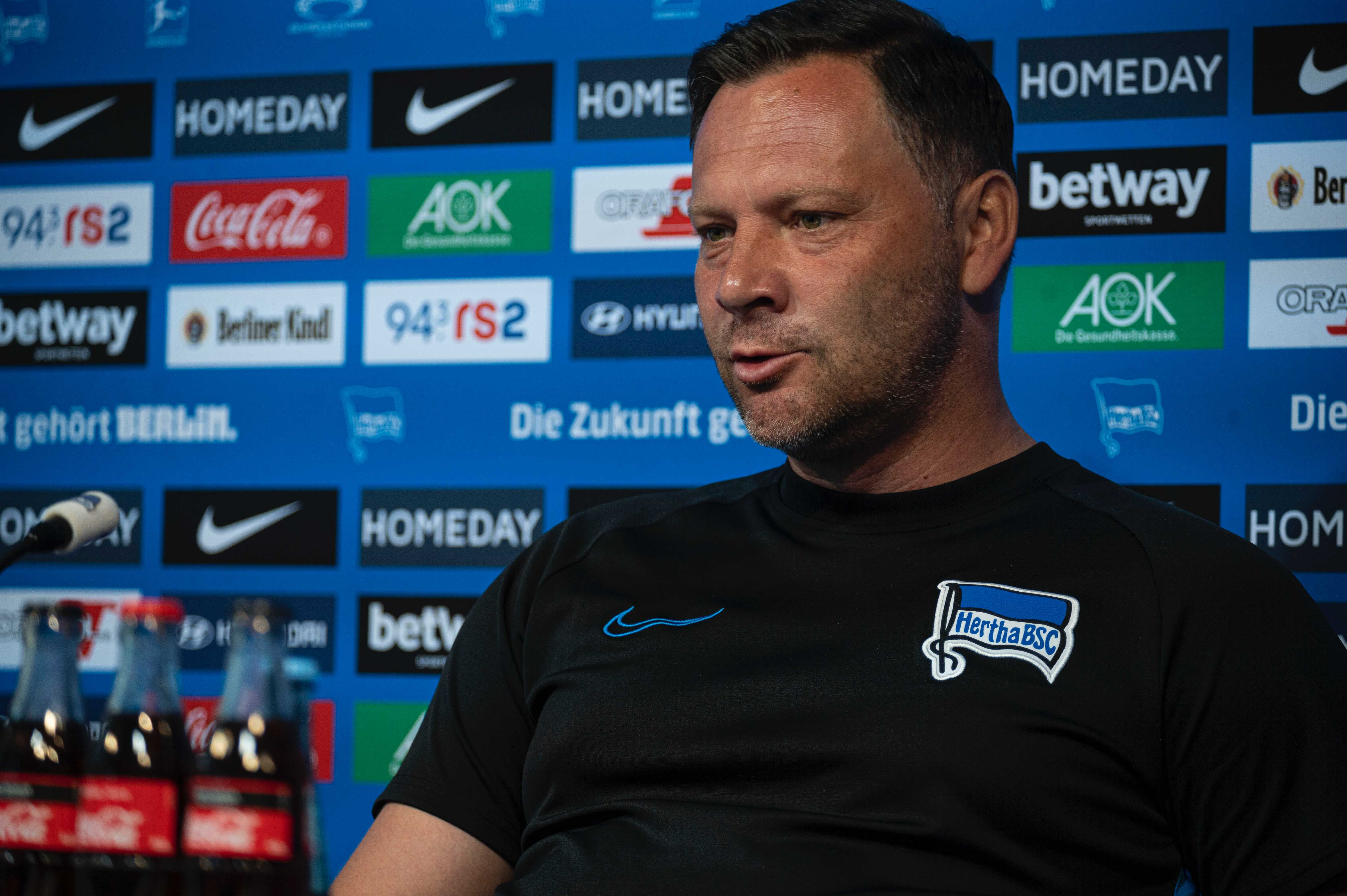 Pál Dárdai speaking to the press in the Hertha BSC media room.