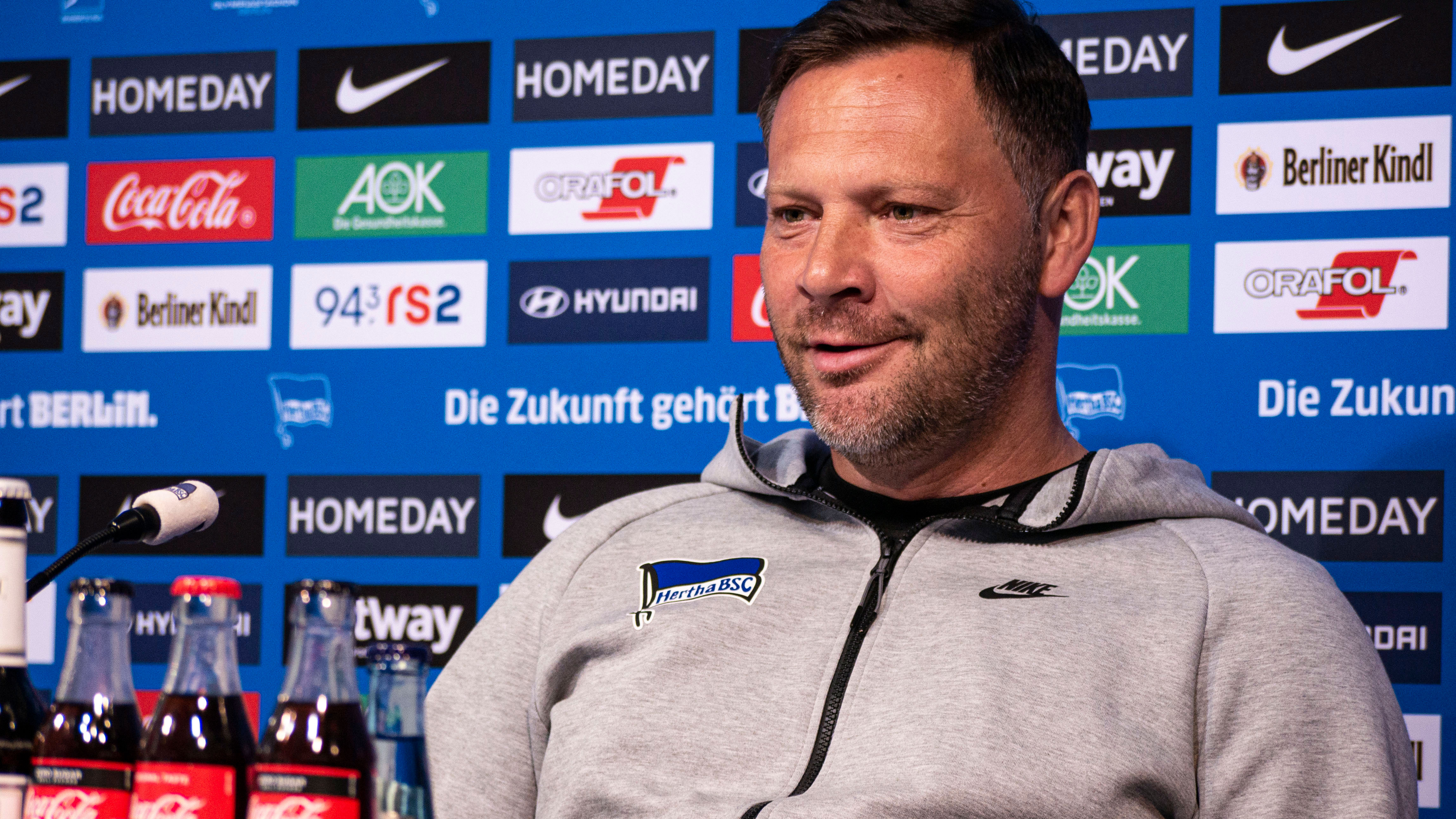 Pál Dárdai sonríe en rueda de prensa antes del partido en casa contra el Colonia.