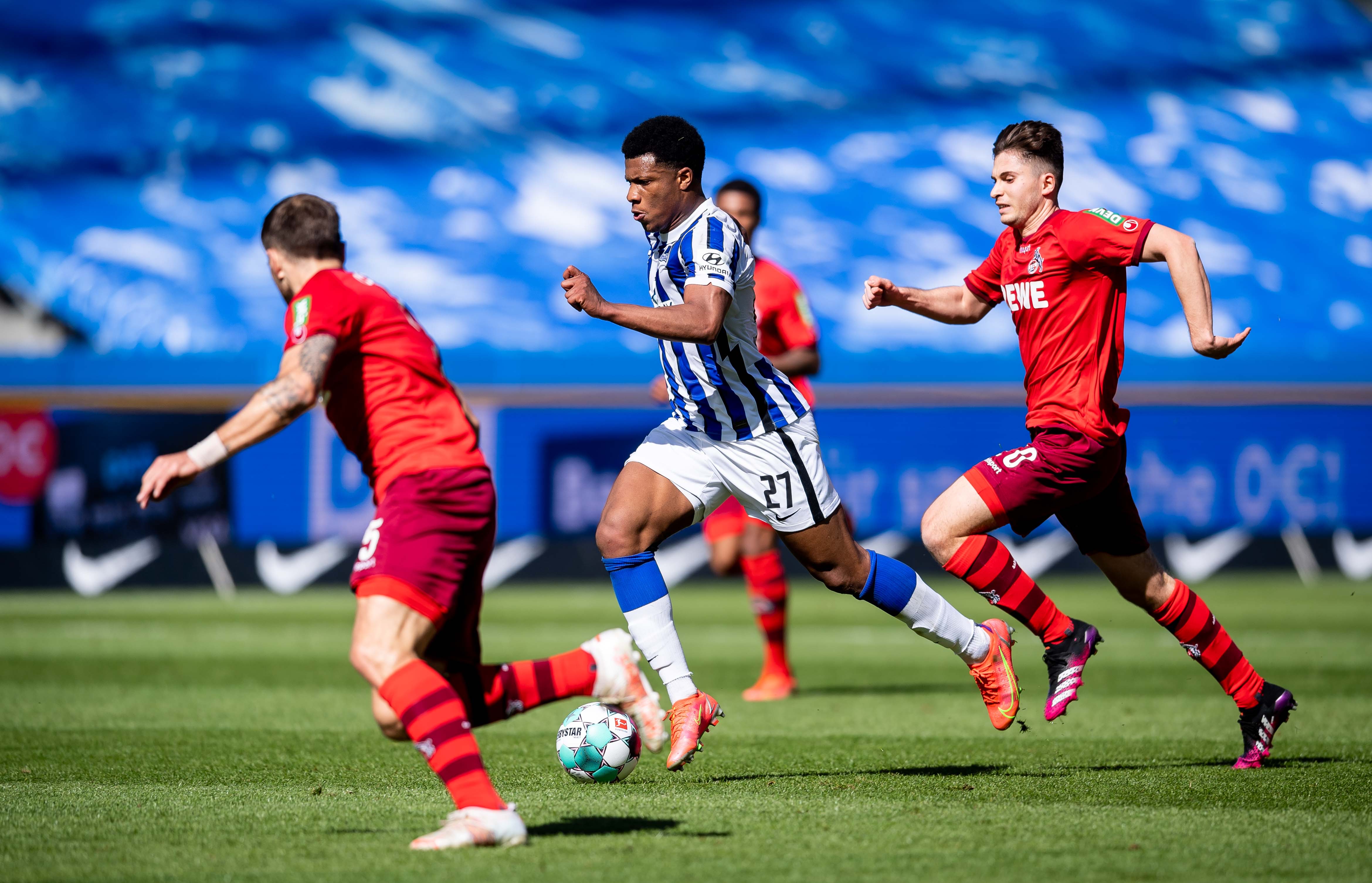 Jessic Ngamkam setzt sich gegen die Kölner Gegenspieler durch.