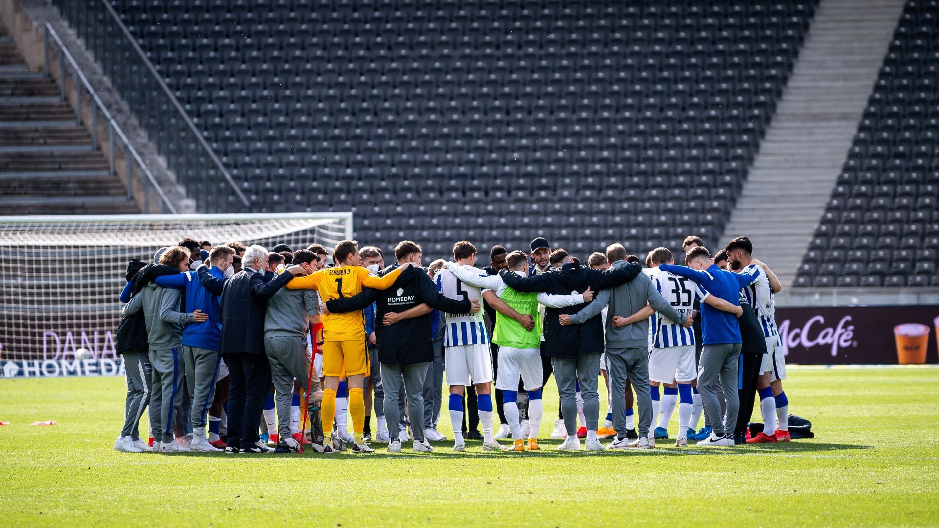 Unsere Mannschaft versammelt sich nach Abpfiff zusammen im Kreis.