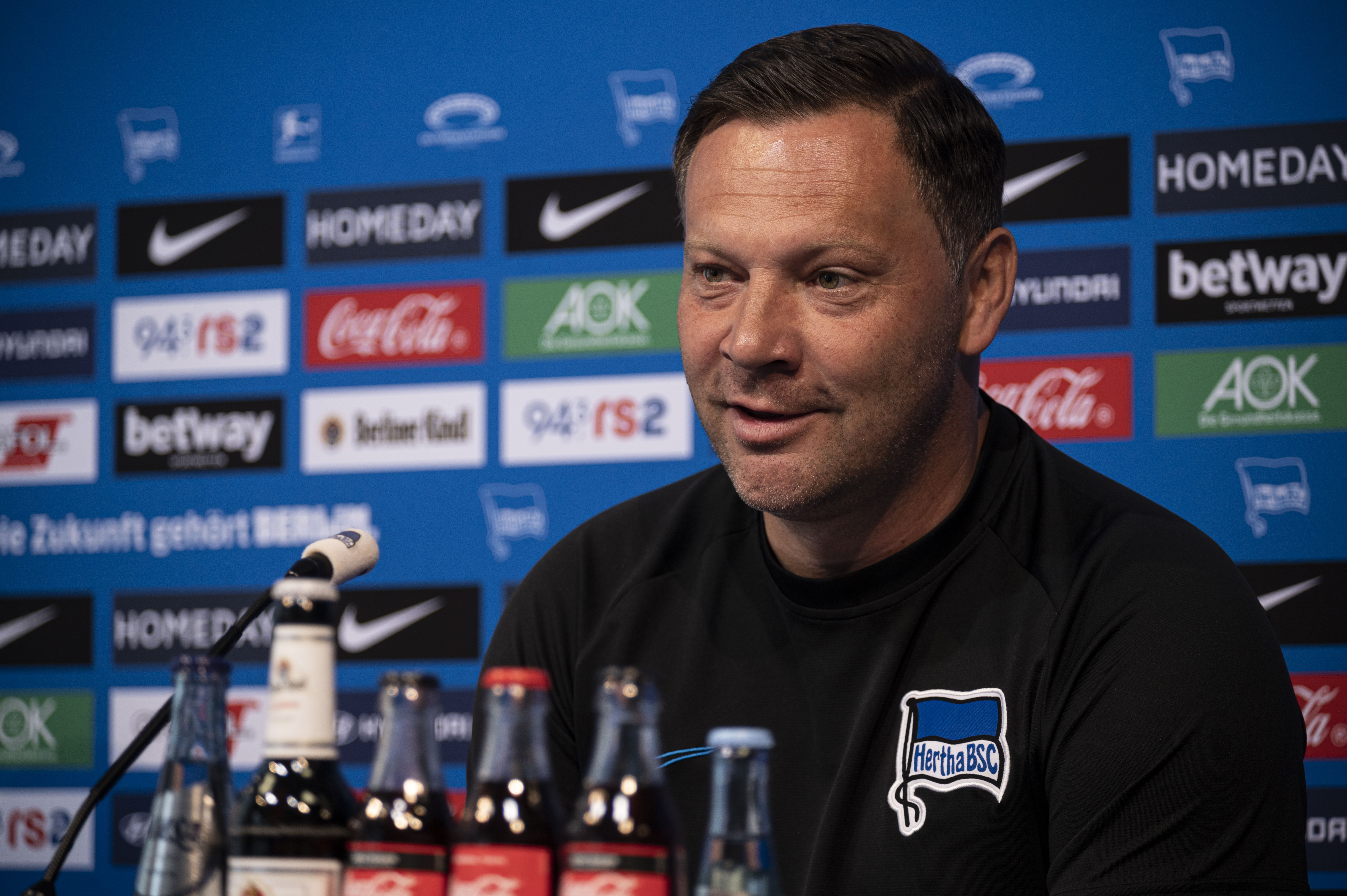 Pál Dárdai en el podio de la sala de prensa del Hertha.