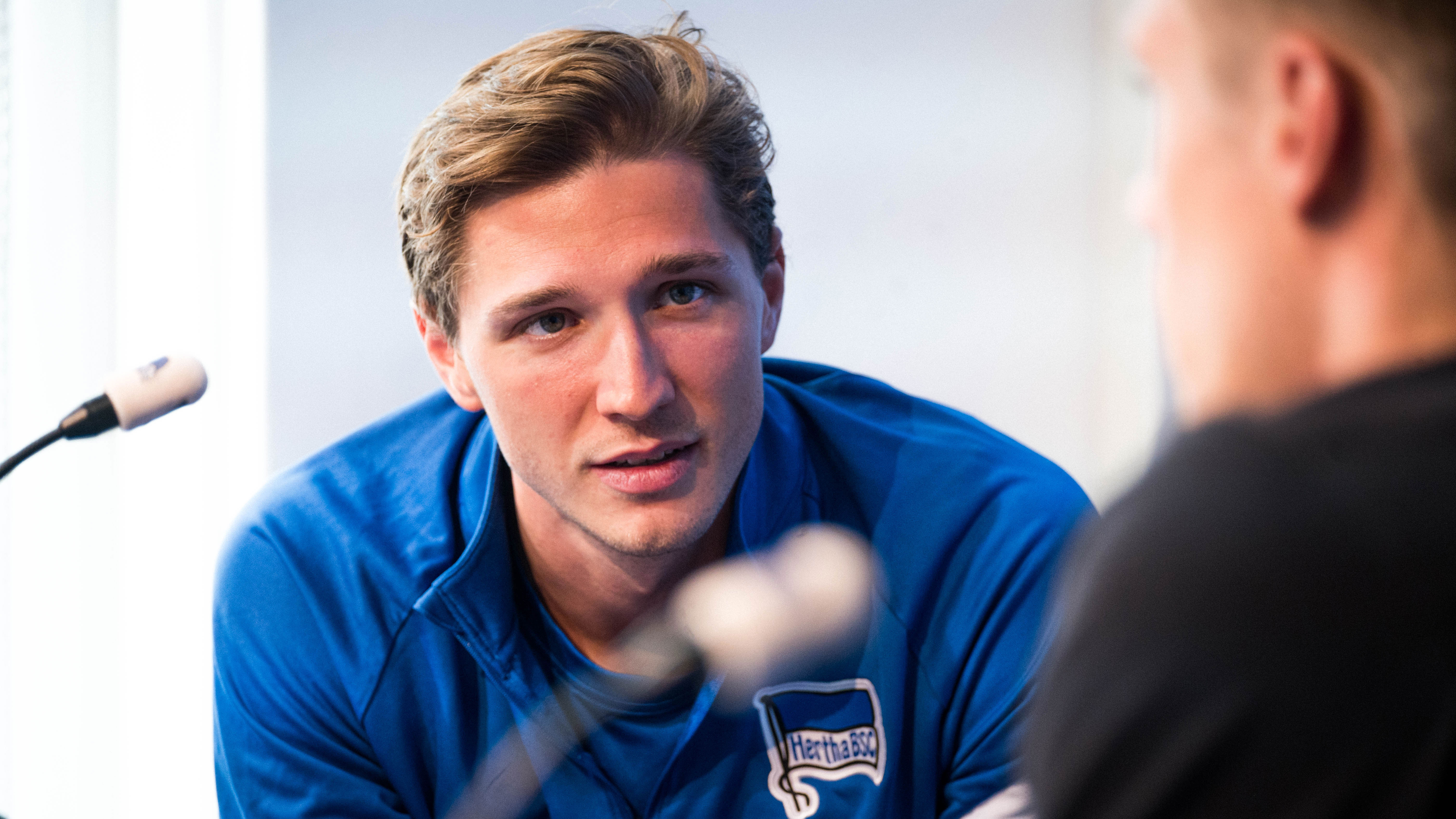 Niklas Stark und Alexander Schwolow im Austausch mit den Schülerinnen und Schülern.
