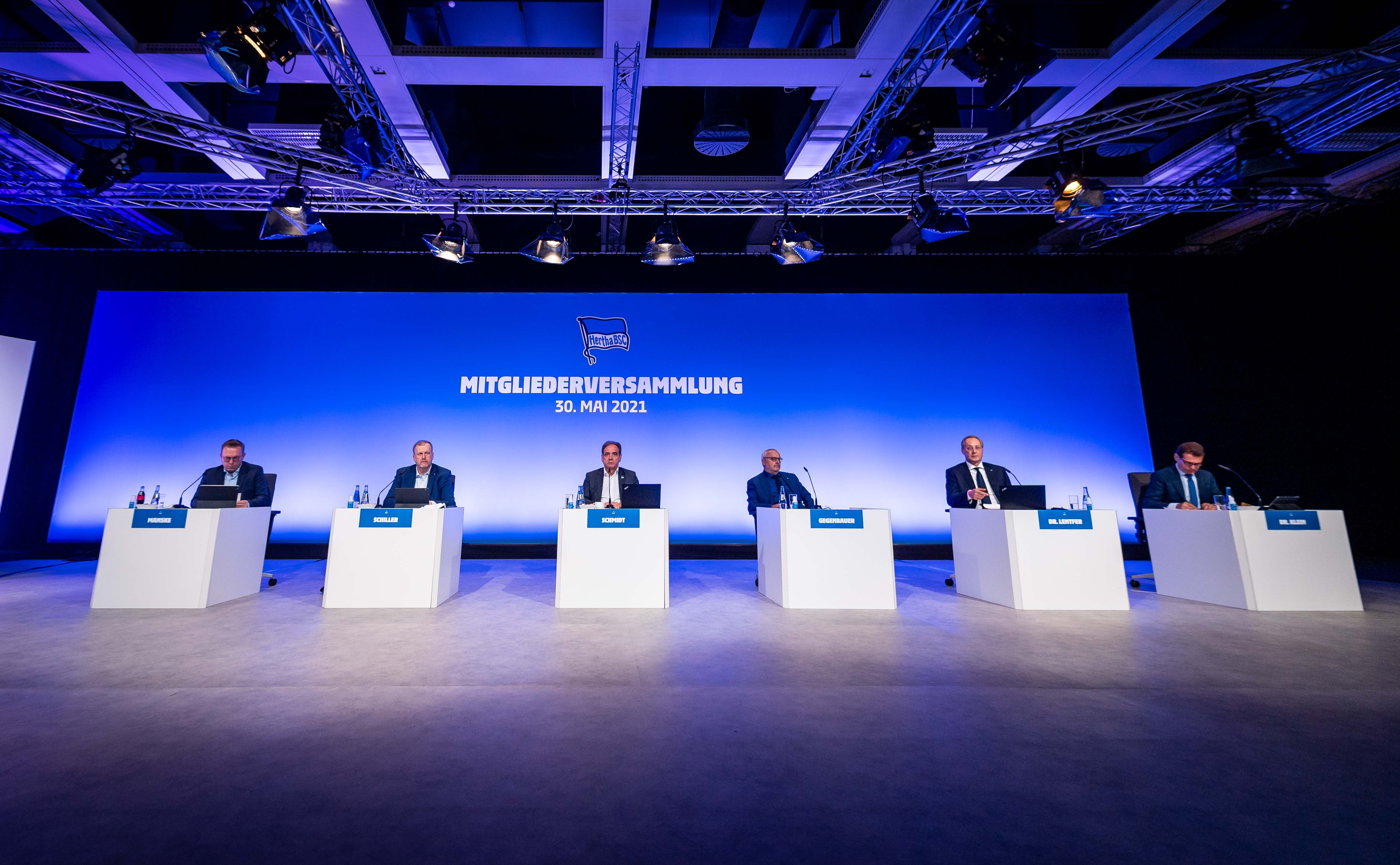 Die Redner der Mitgliederversammlung auf dem Podium.