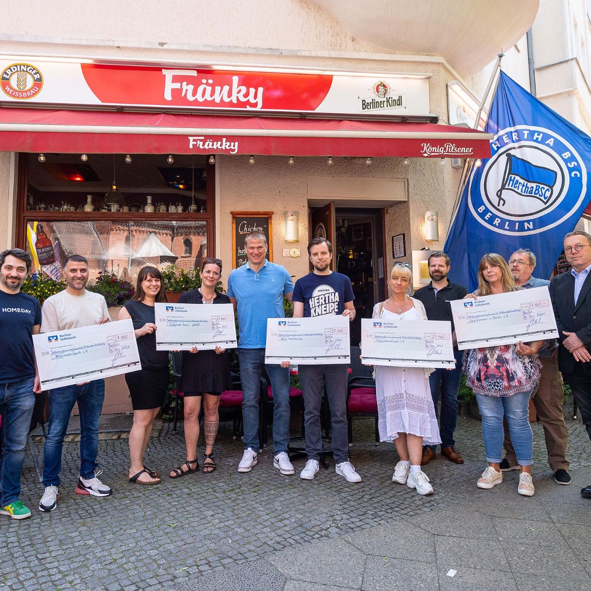 Scheckübergabe im Fränky's durch Dimitri Uvarovski, Paul Keuter, Fabian Drescher und Thorsten Manske