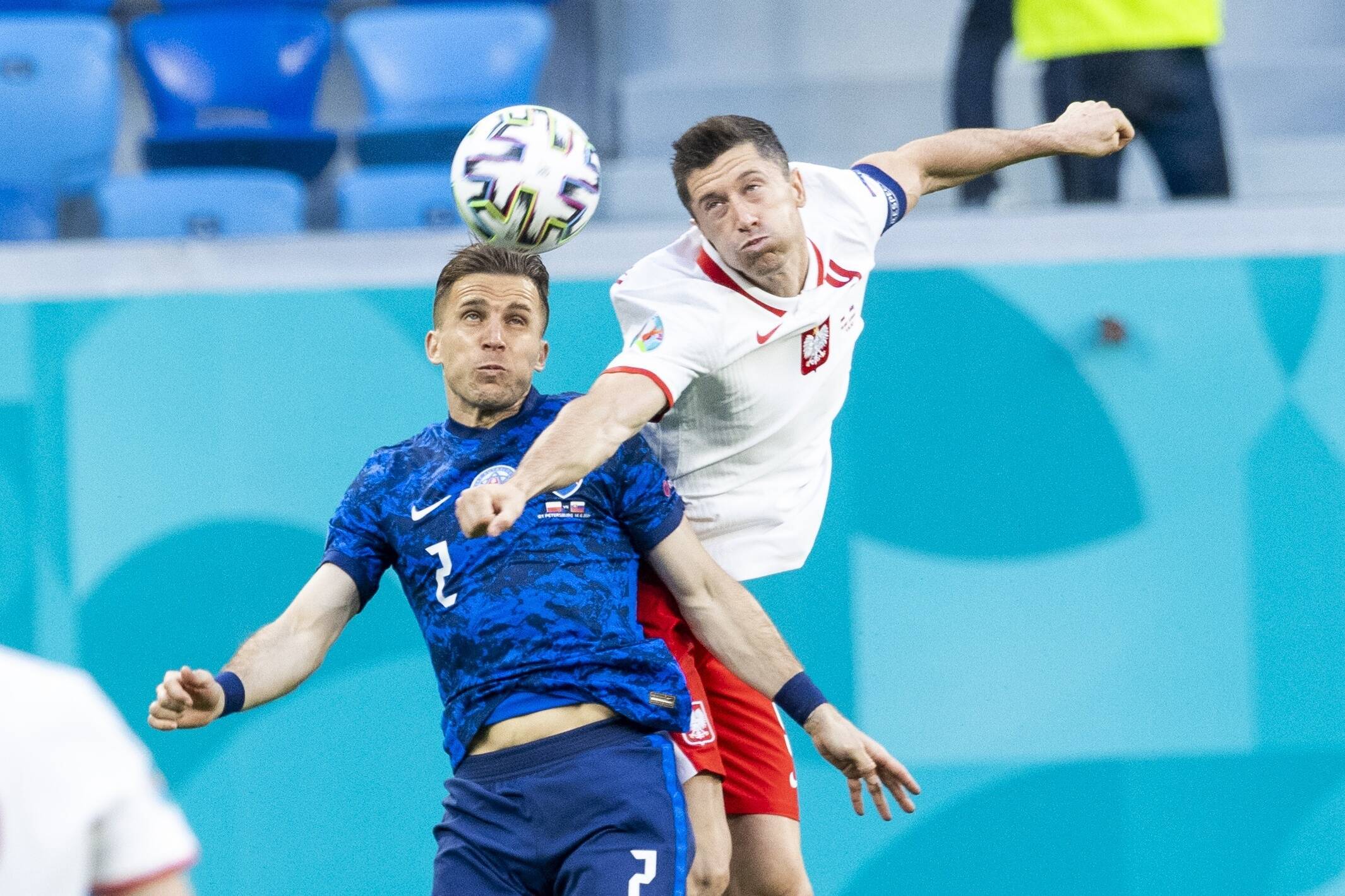 Peter Pekarík im Zweikampf mit Robert Lewandowski.