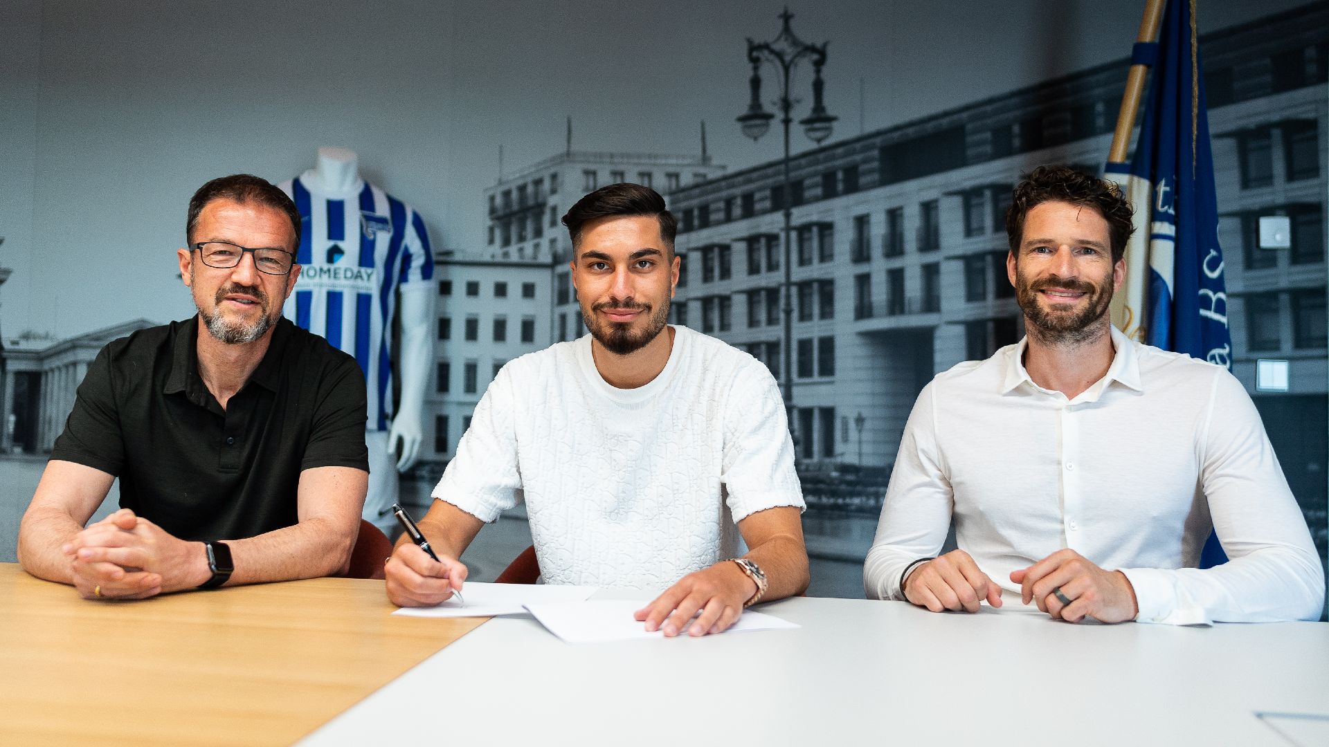 Suat Serdar bei der Vertragsunterzeichnung neben Fredi Bobic und Arne Friedrich.