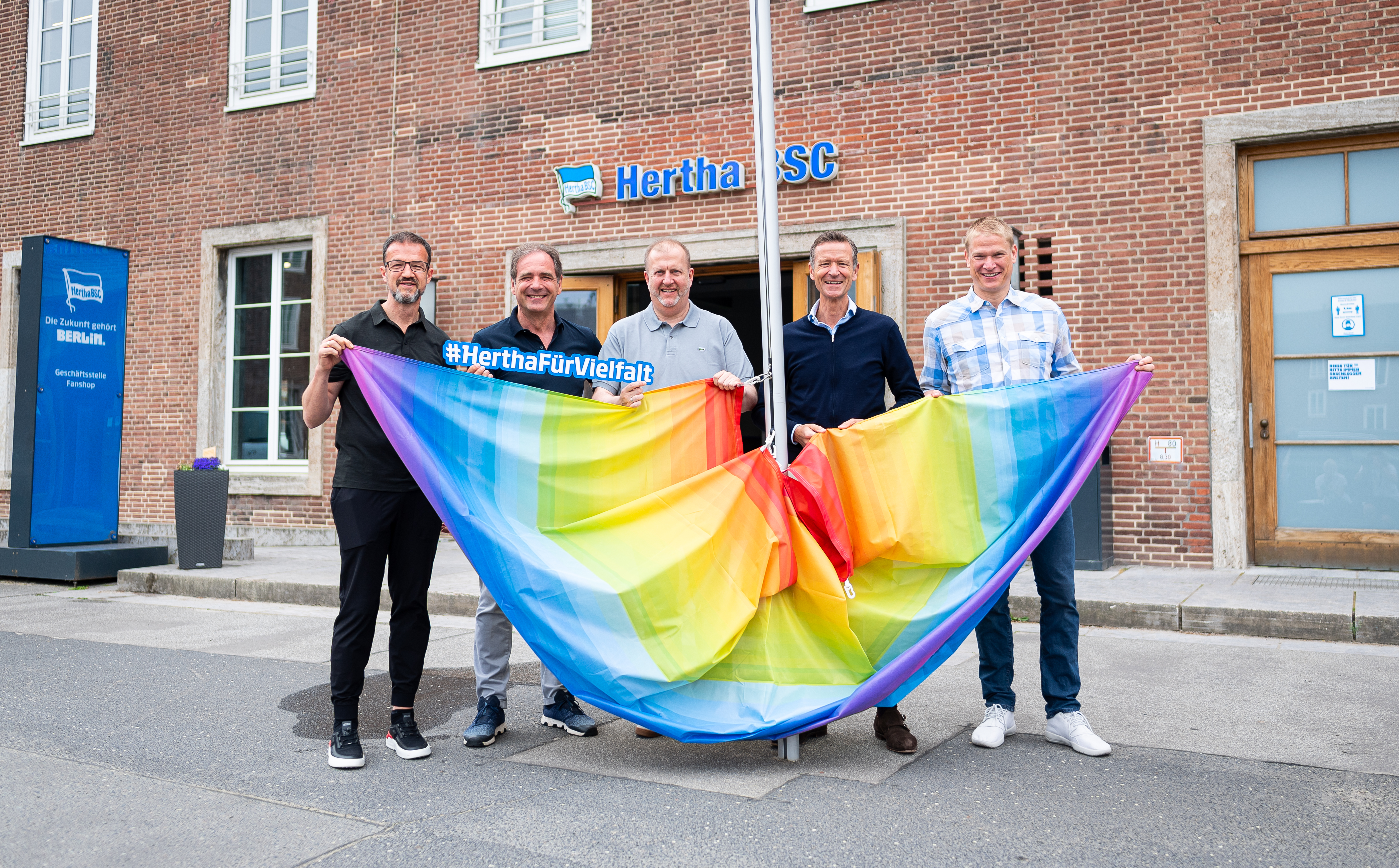 Fredi Bobic, Carsten Schmidt, Ingo Schiller, Thomas E. Herrlich und Paul Keuter beim Hissen der Regenbogenflagge.
