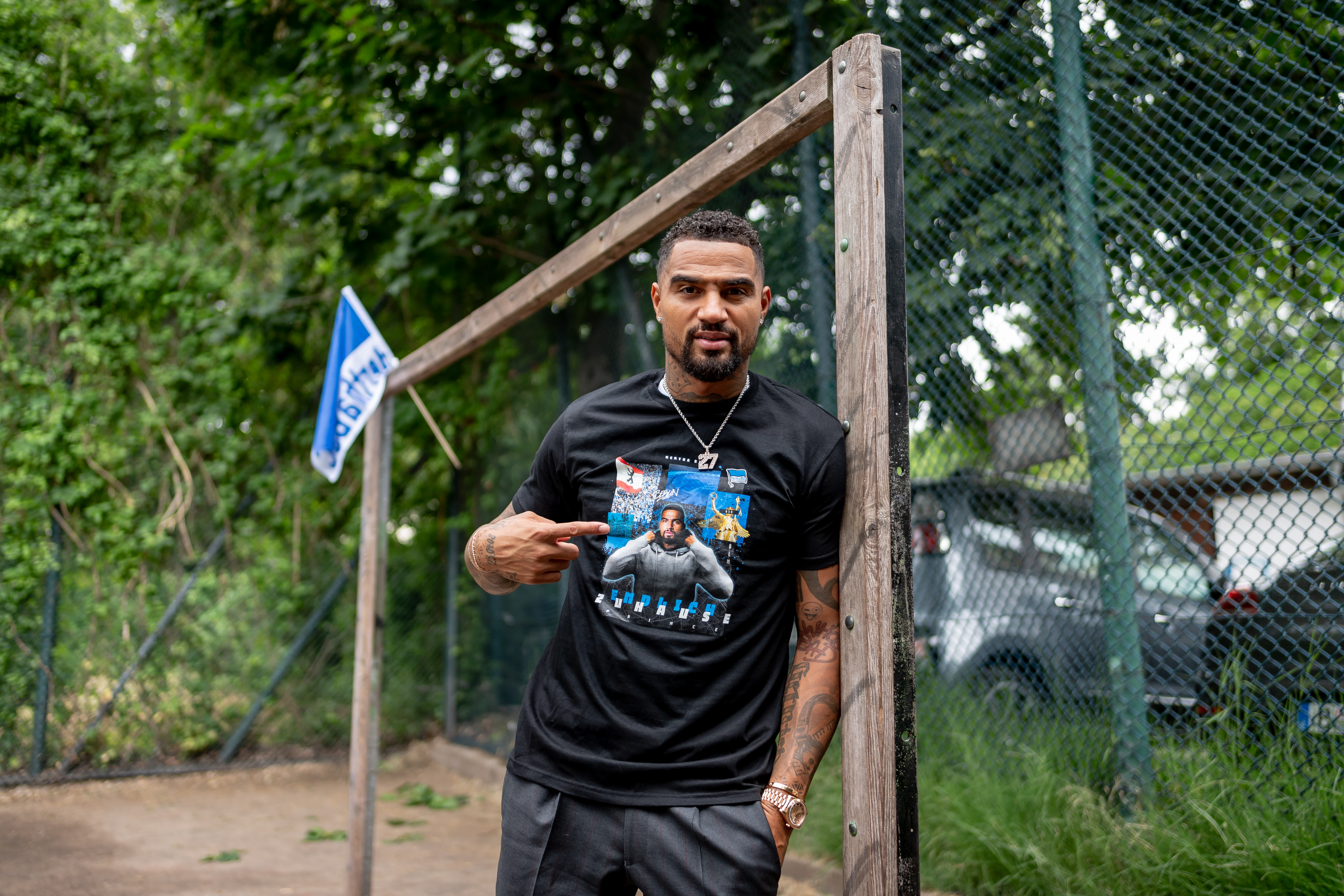 Price Boateng lehnt am Pfosten eines Käfigs im Kiez.