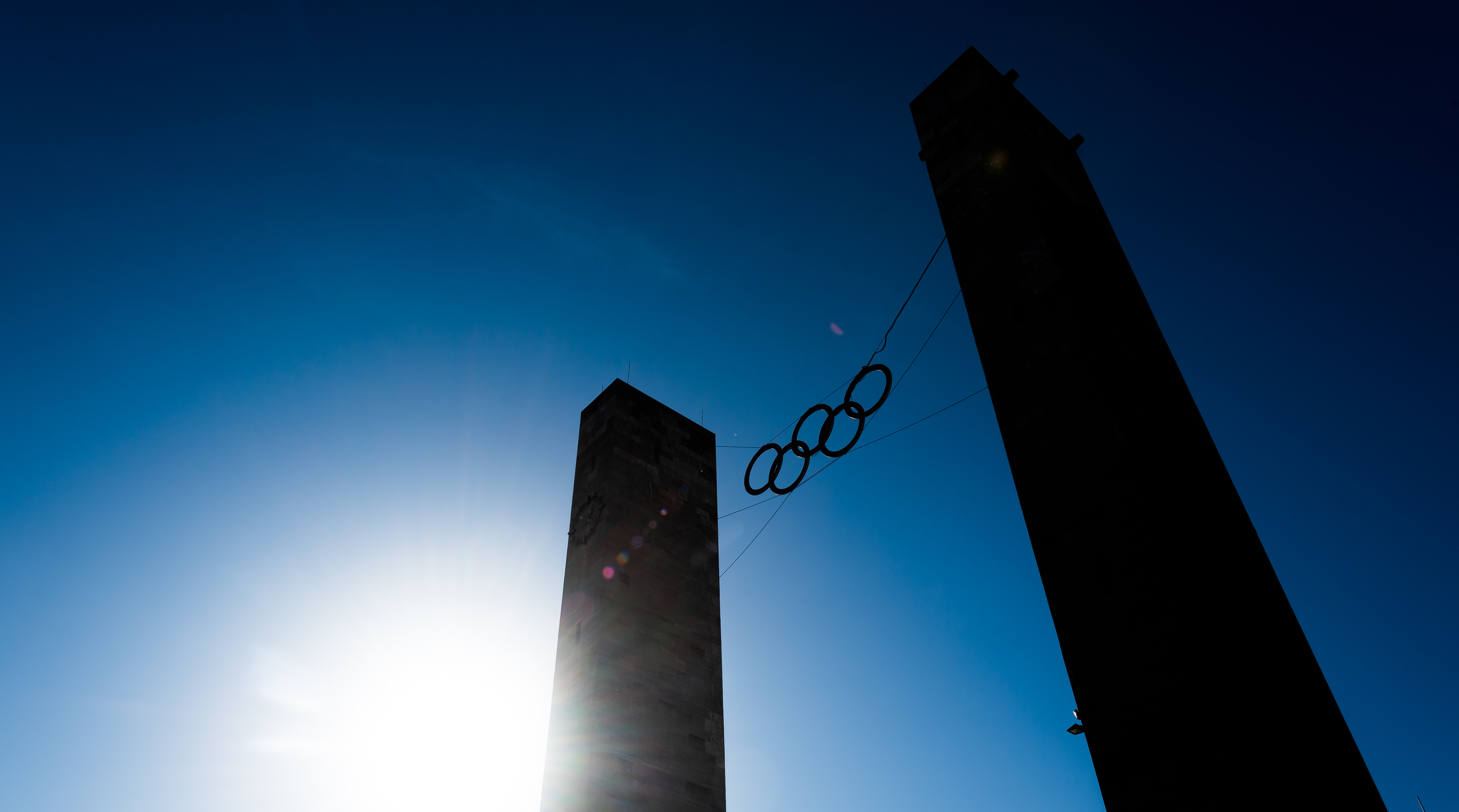 Die Olympischen Ringe bei blauem Himmel und Sonnenschein.
