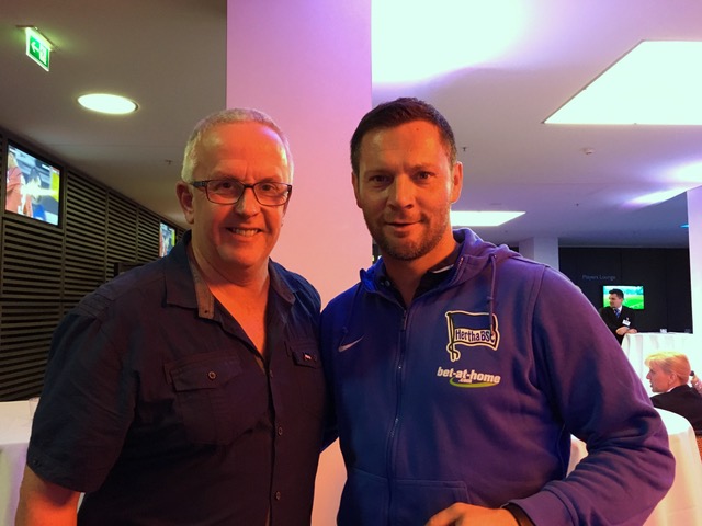 Exil-Herthaner Simon mit unserem Cheftrainer Pál Dárdai.