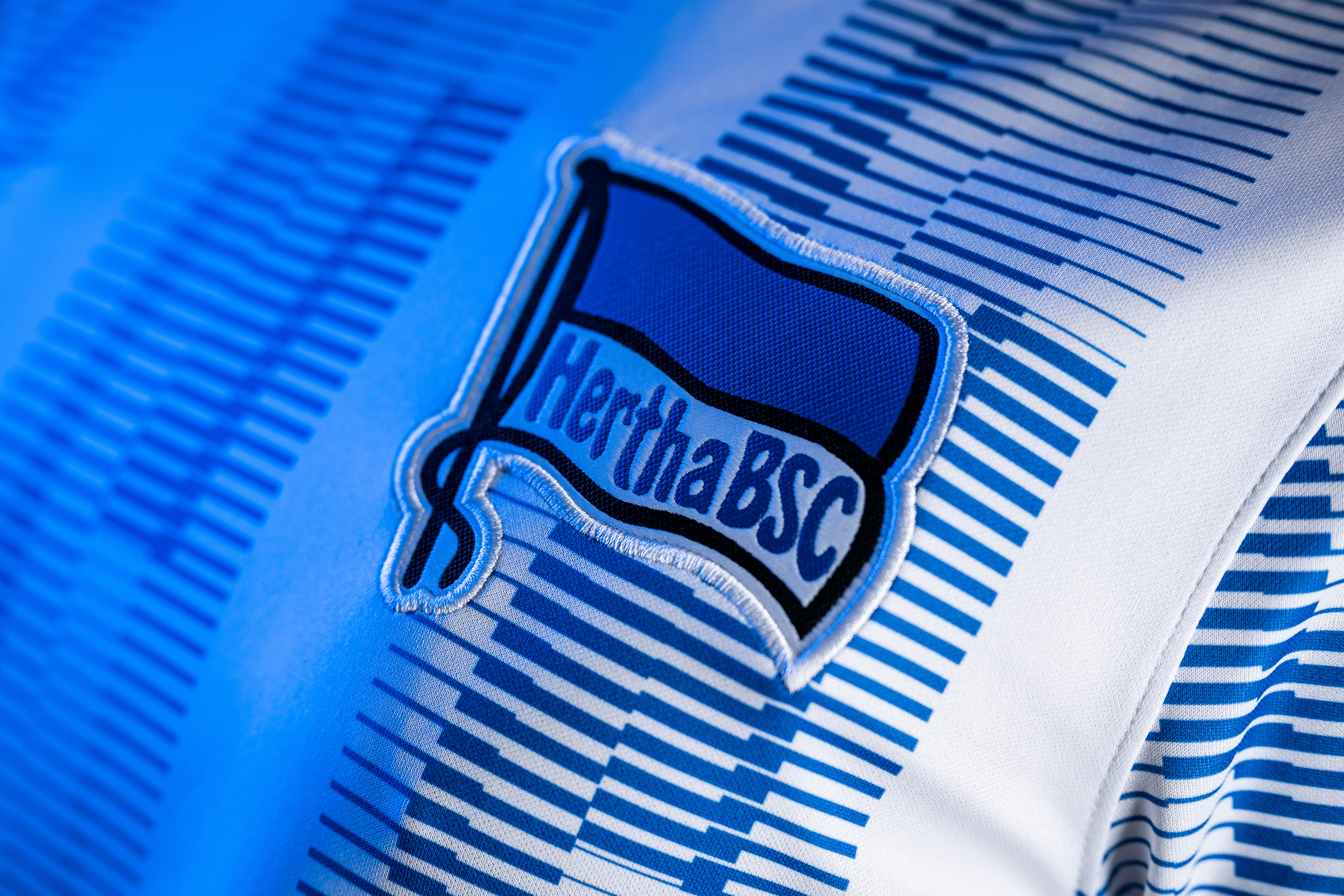 Unsere blau-weiße Hertha-Fahne auf unserem Heimtrikot.