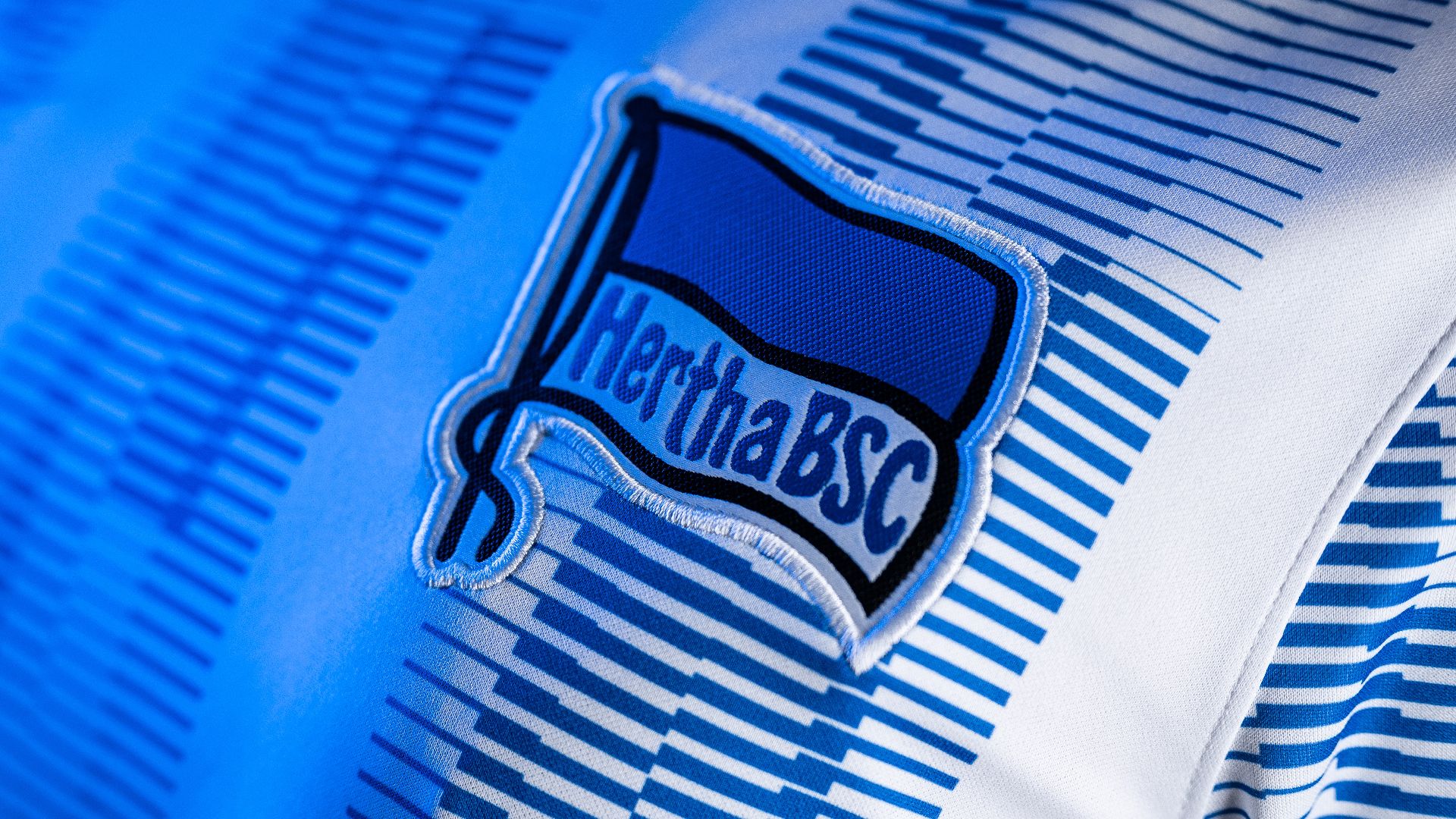 Die Hertha-Fahne auf unserem Heimtrikot.