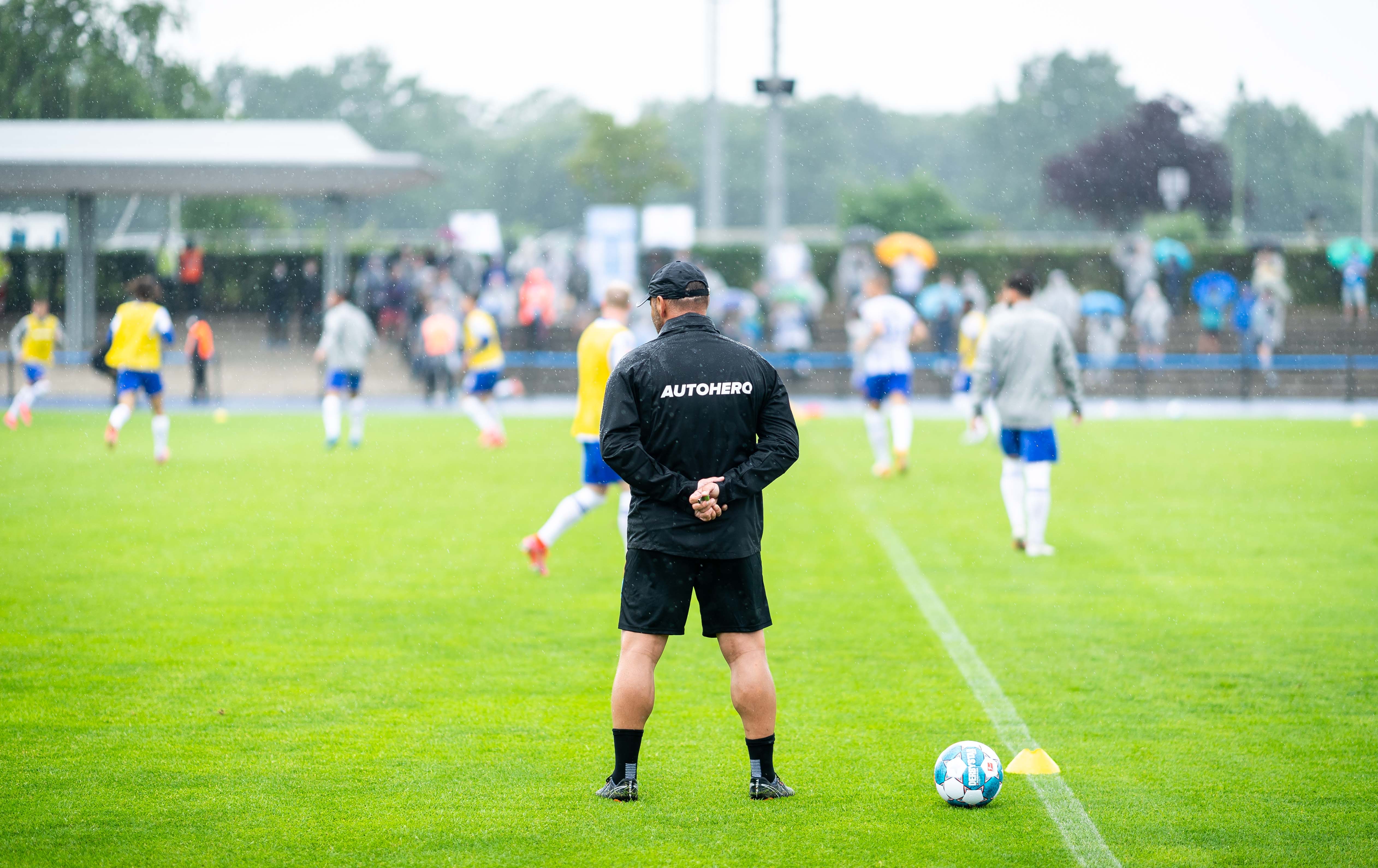 Head coach Pál Dárdai watching his players at work.