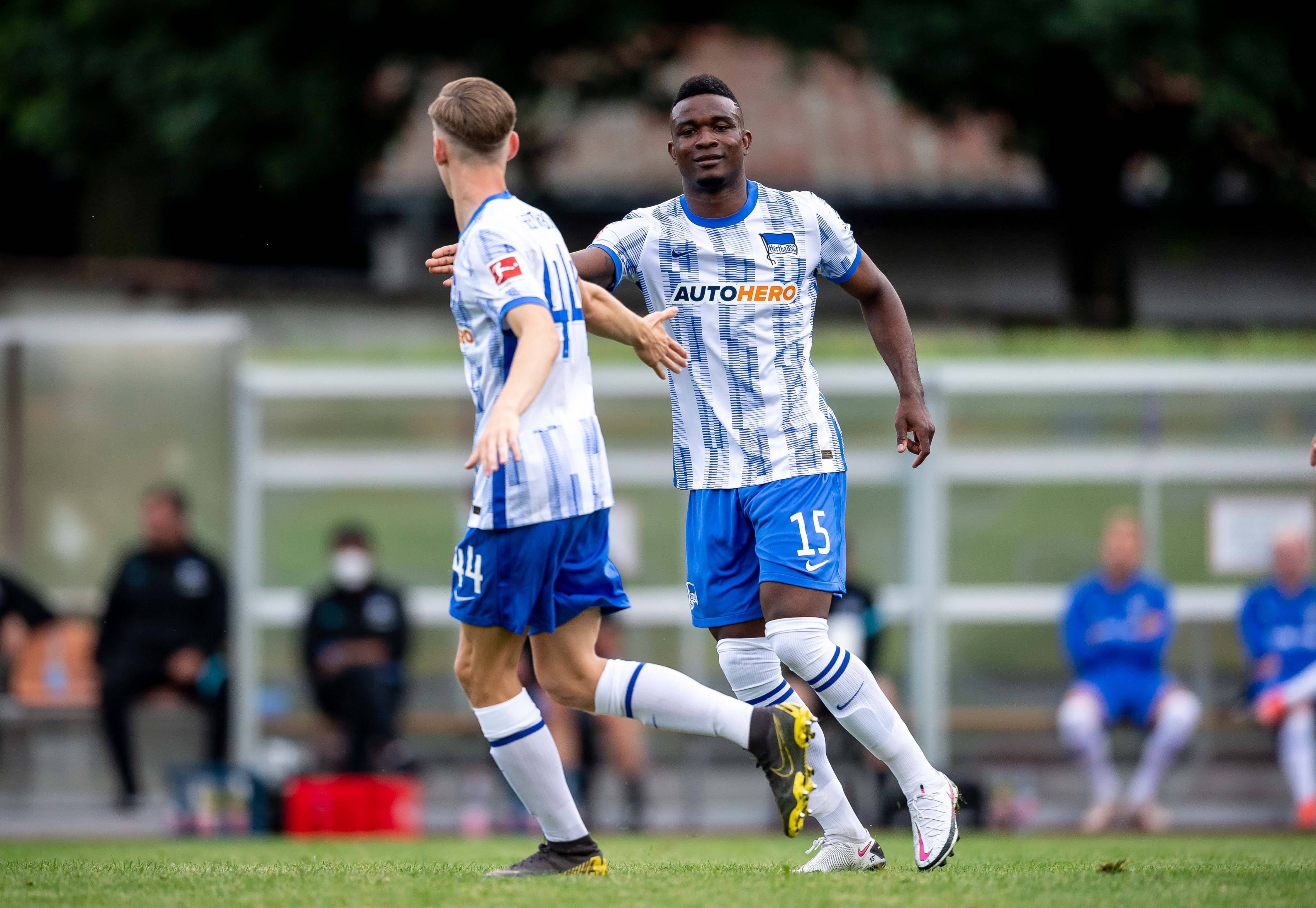 Jhon Córdoba celebrates with Anton Kade.