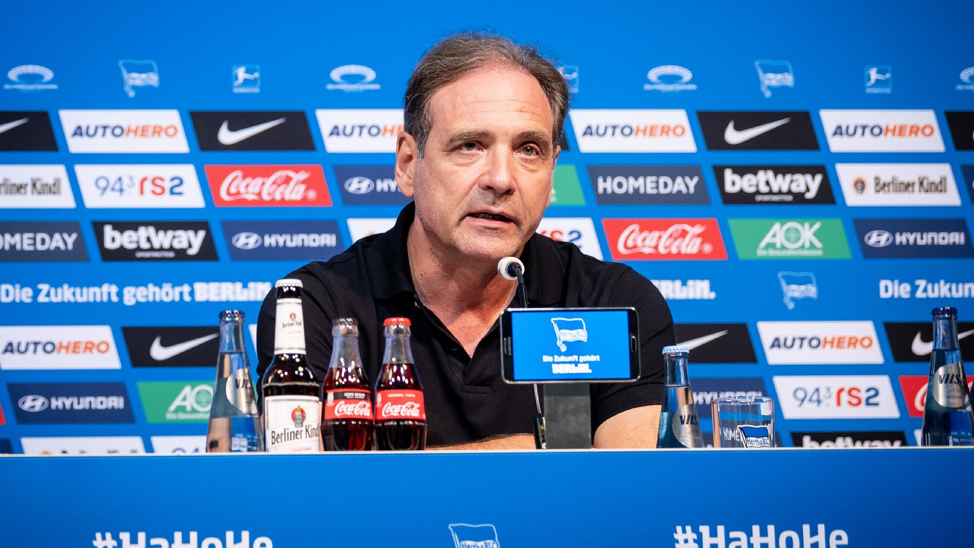Carsten Schmidt auf dem Podium bei der Pressekonferenz zum 'Goldelse'-Prozess.