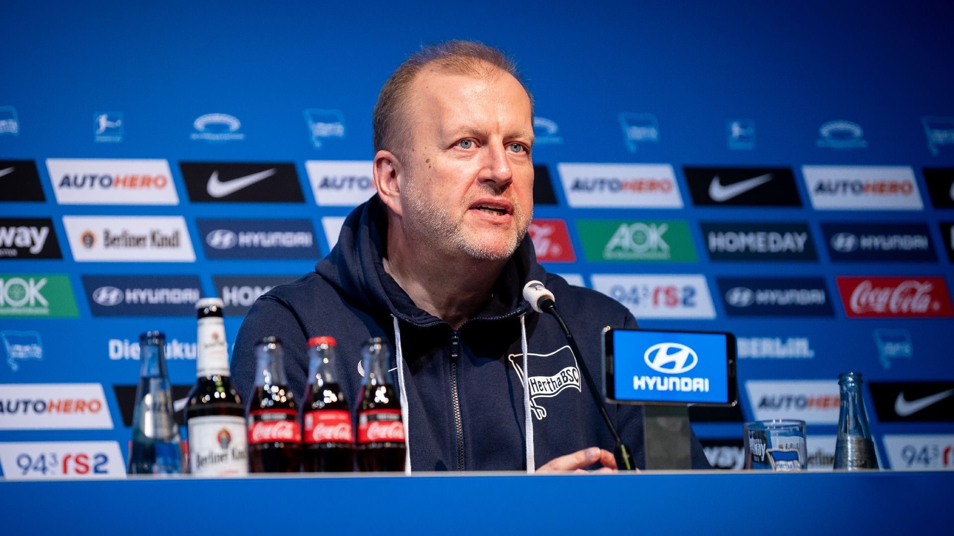 Ingo Schiller auf dem Podium bei der Pressekonferenz zum 'Goldelse'-Prozess.