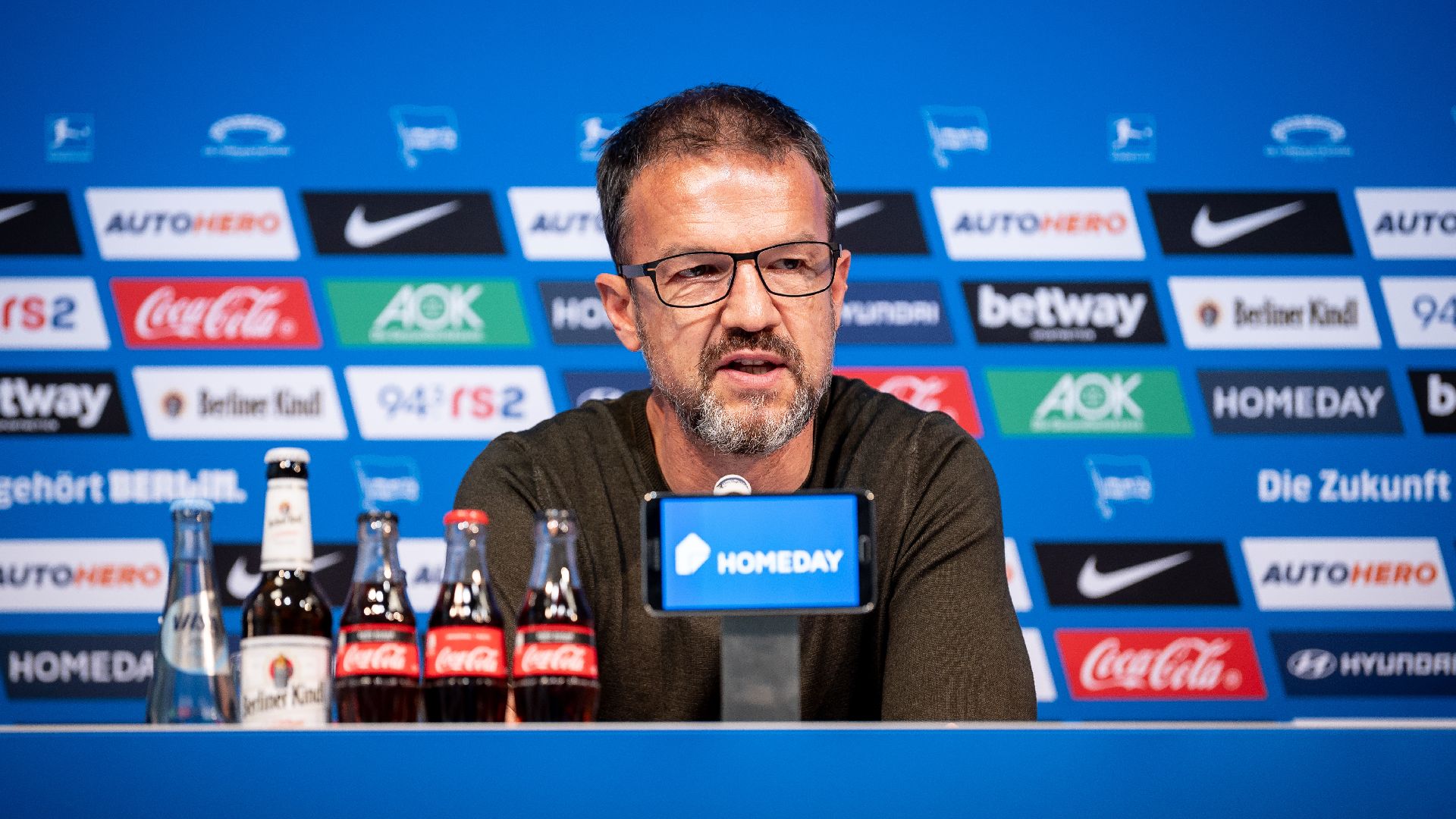 Fredi Bobic auf dem Podium bei der Pressekonferenz zum 'Goldelse'-Prozess.