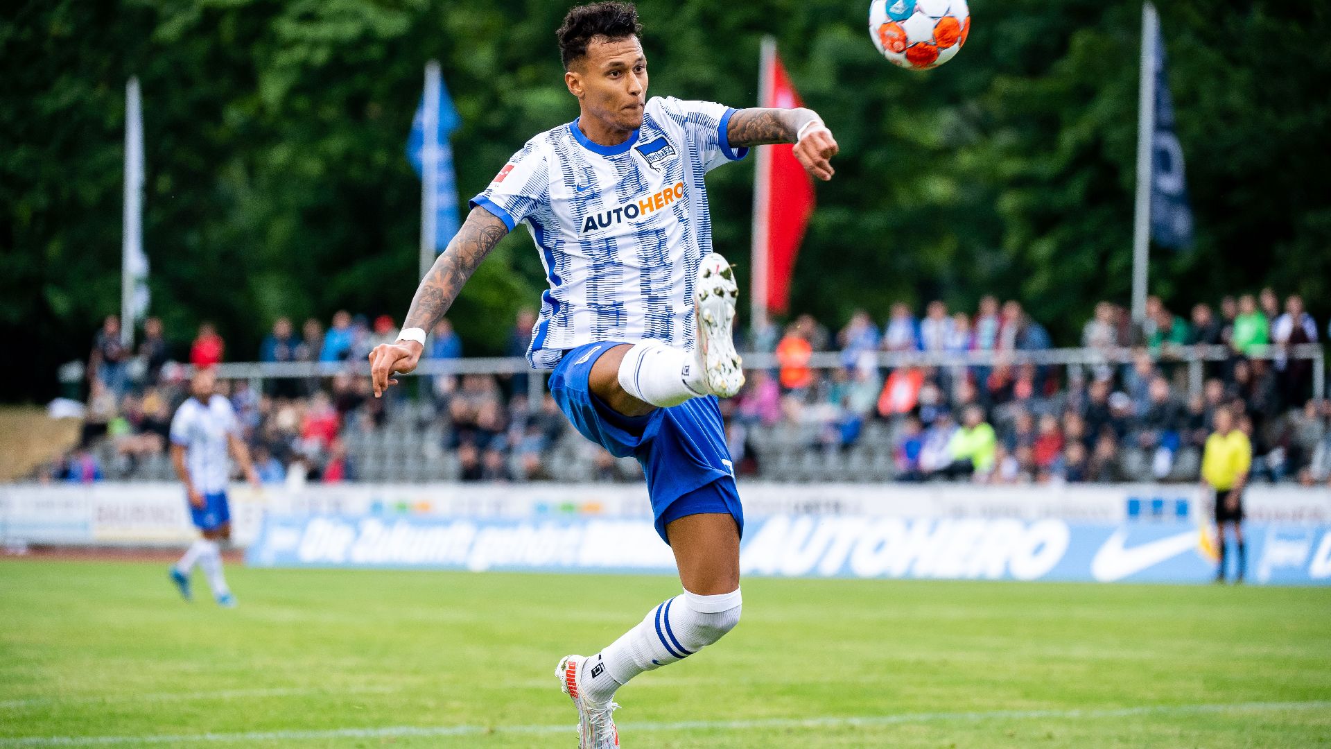 Davie Selke controls the ball.
