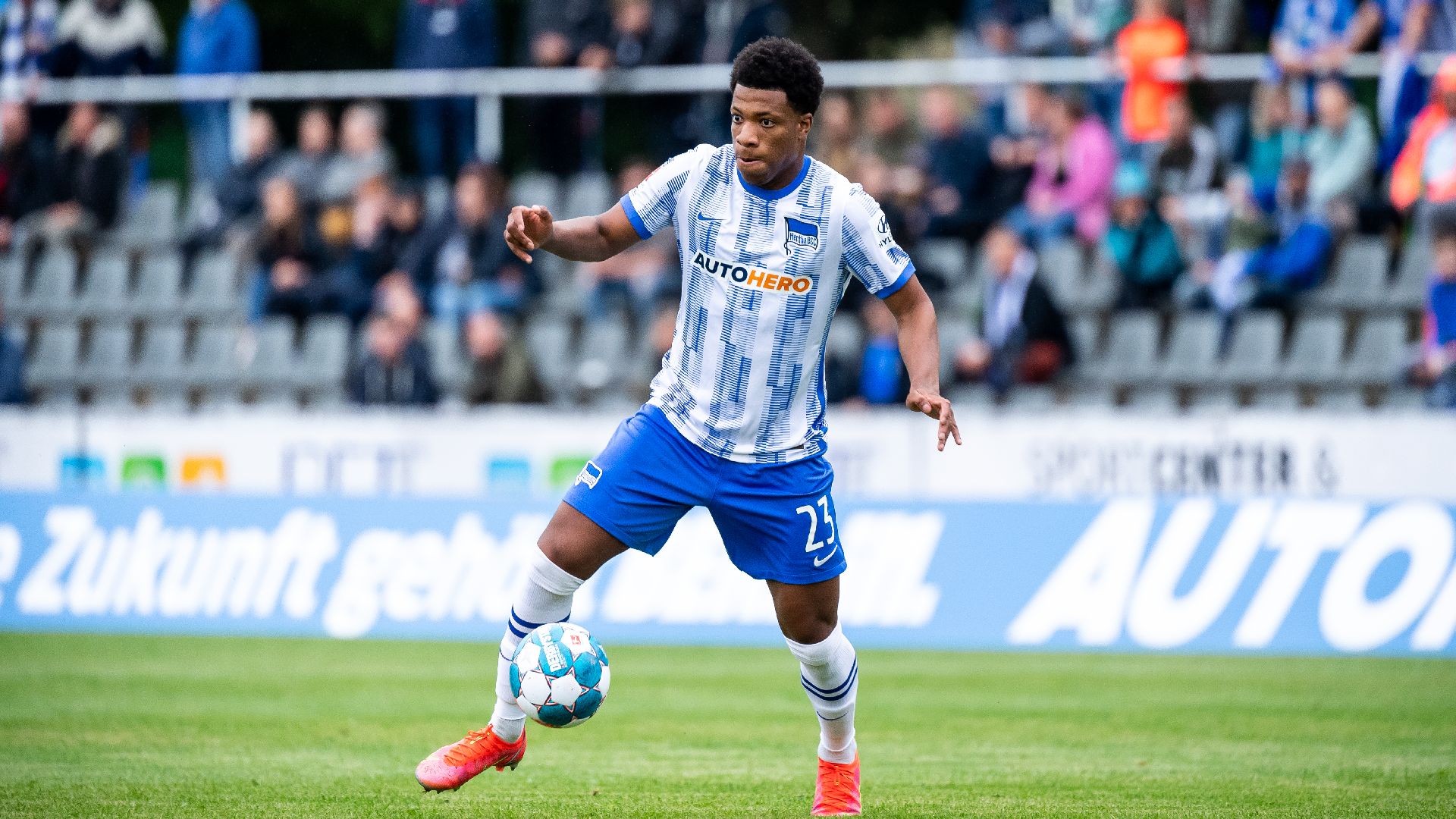 Jessic Ngankam im Testspiel in Neuruppin am Ball.