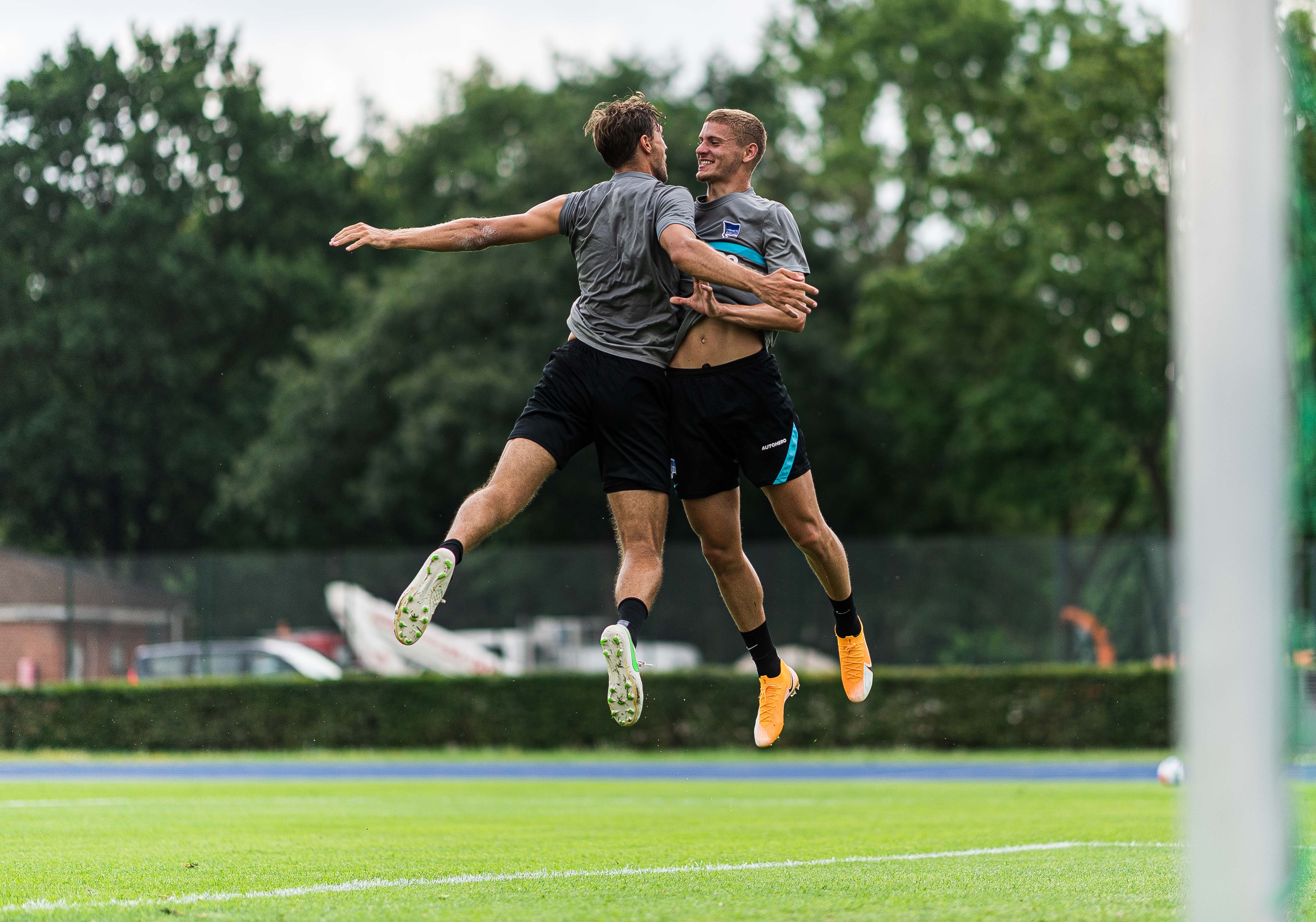 Niklas Stark und Márton Dárdai beim Jubelsprung während des Trainings.