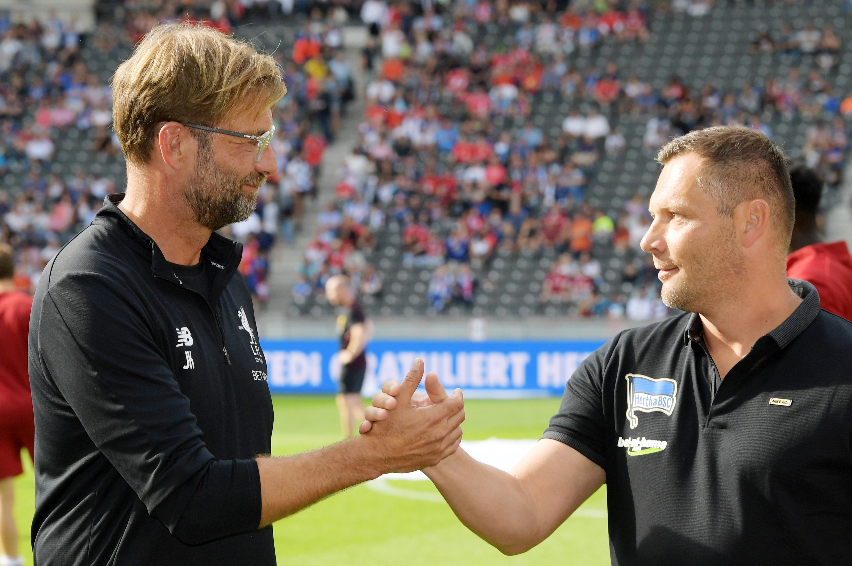 Jürgen Klopp (l.) and Pál Dárdai (r.) shake hands.