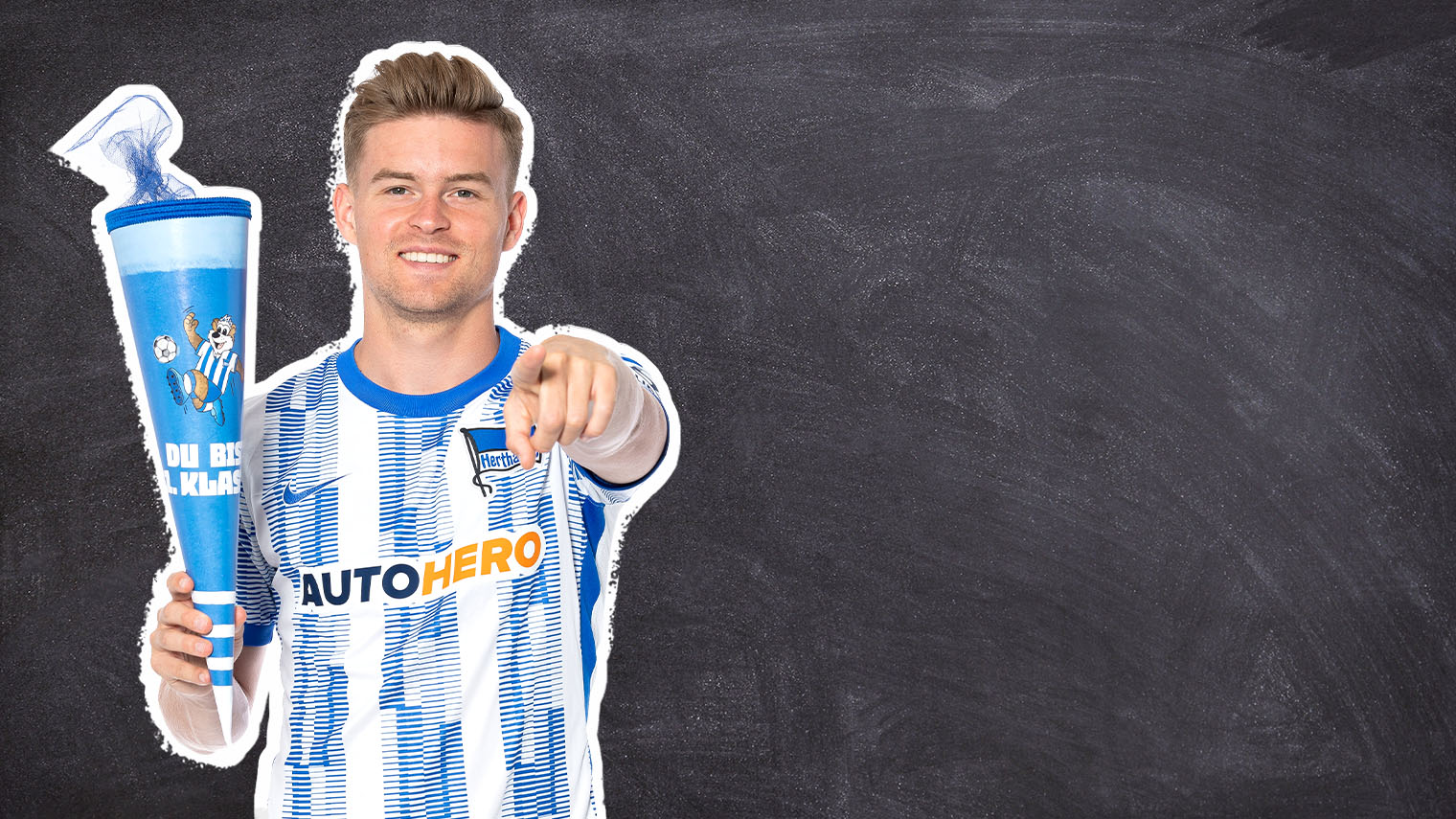 Maximilian Mittelstädt präsentiert die blau-weiße Schultüte.