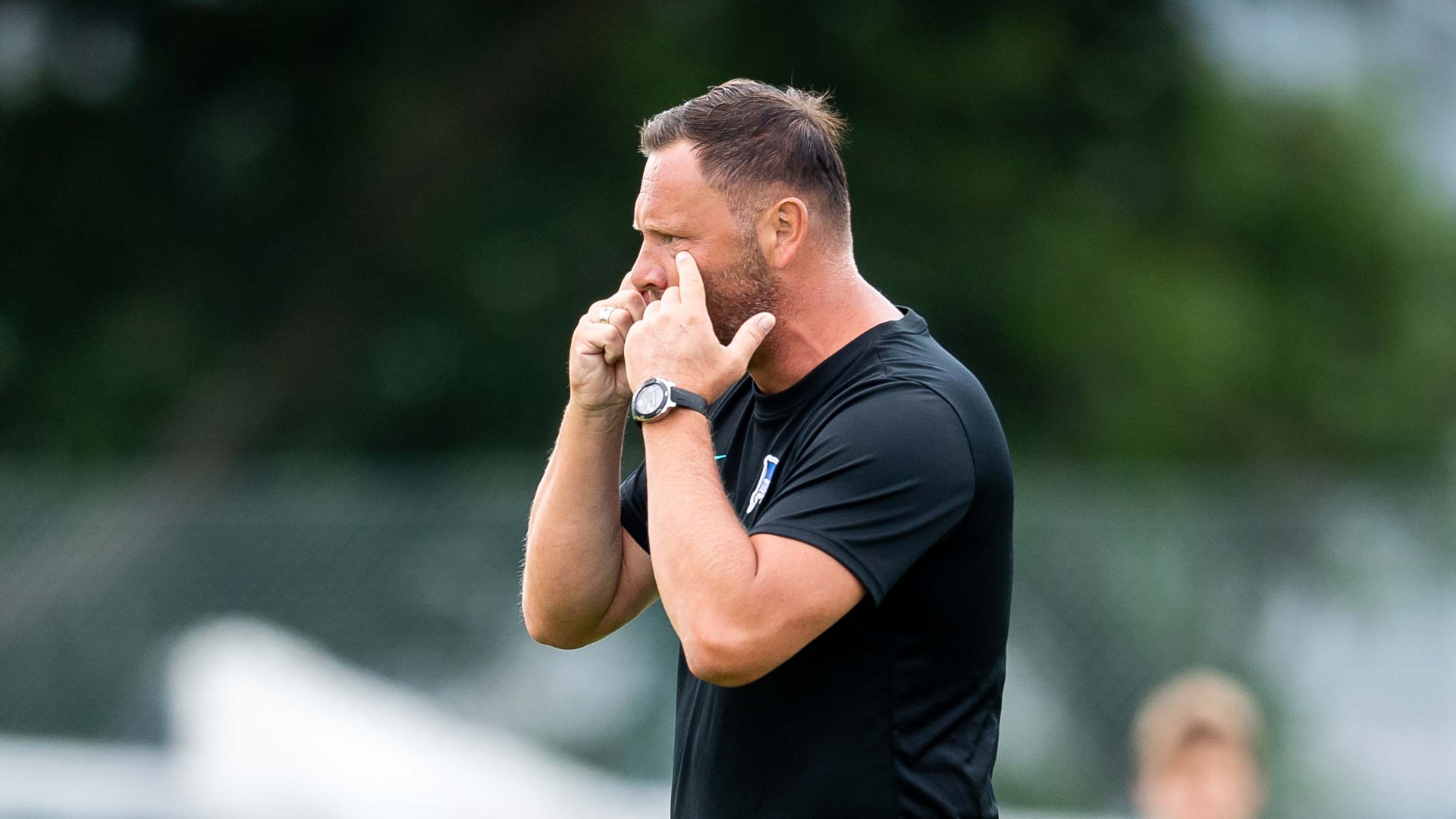 Pál Dárdai deutet während des Trainings mit den Zeigefingern auf seie Augen.