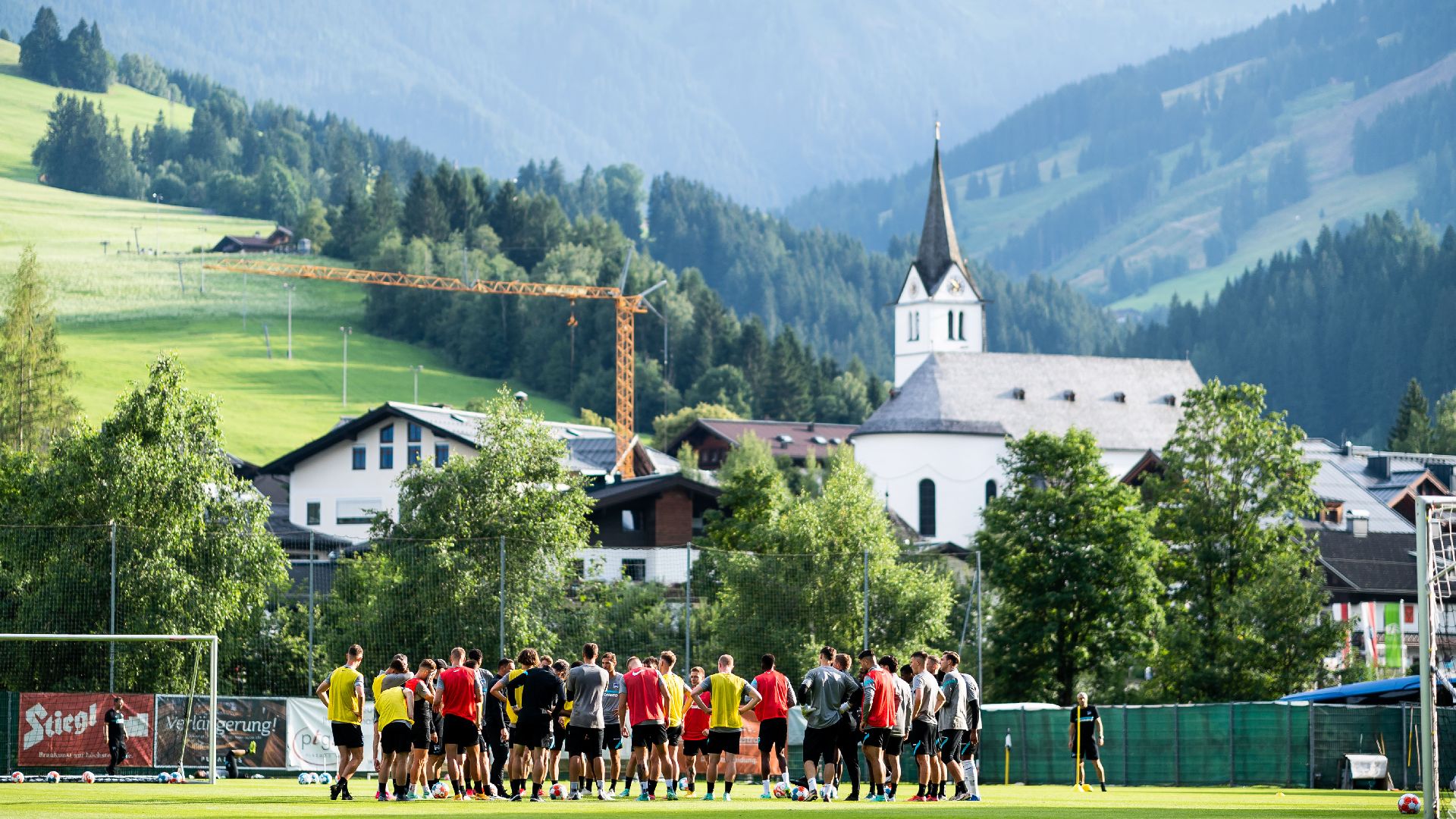 Unsere Mannschaft auf dem Rasen in Leogang.