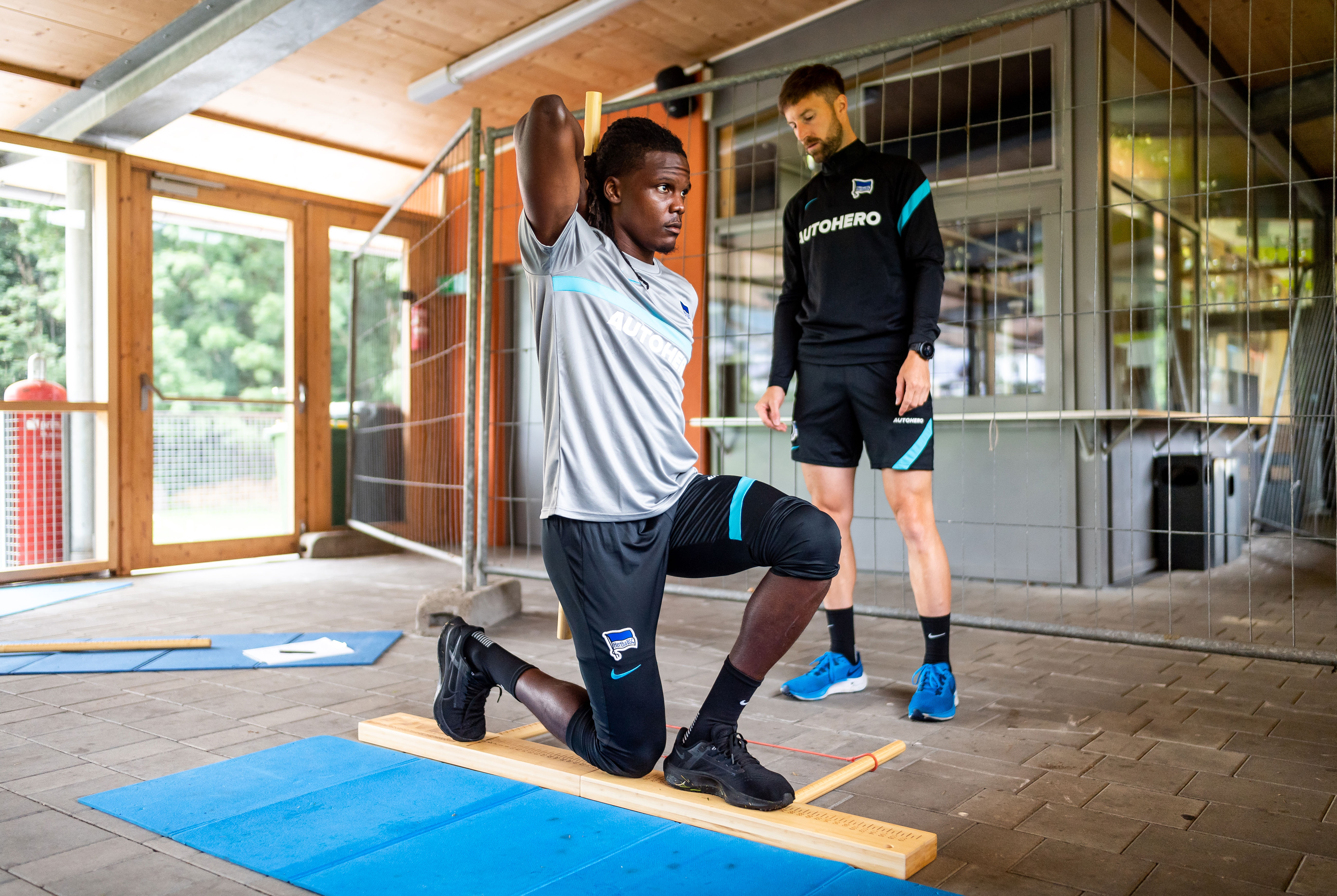 Hendrik Vieth arbeitet mit Dedryck Boyata.