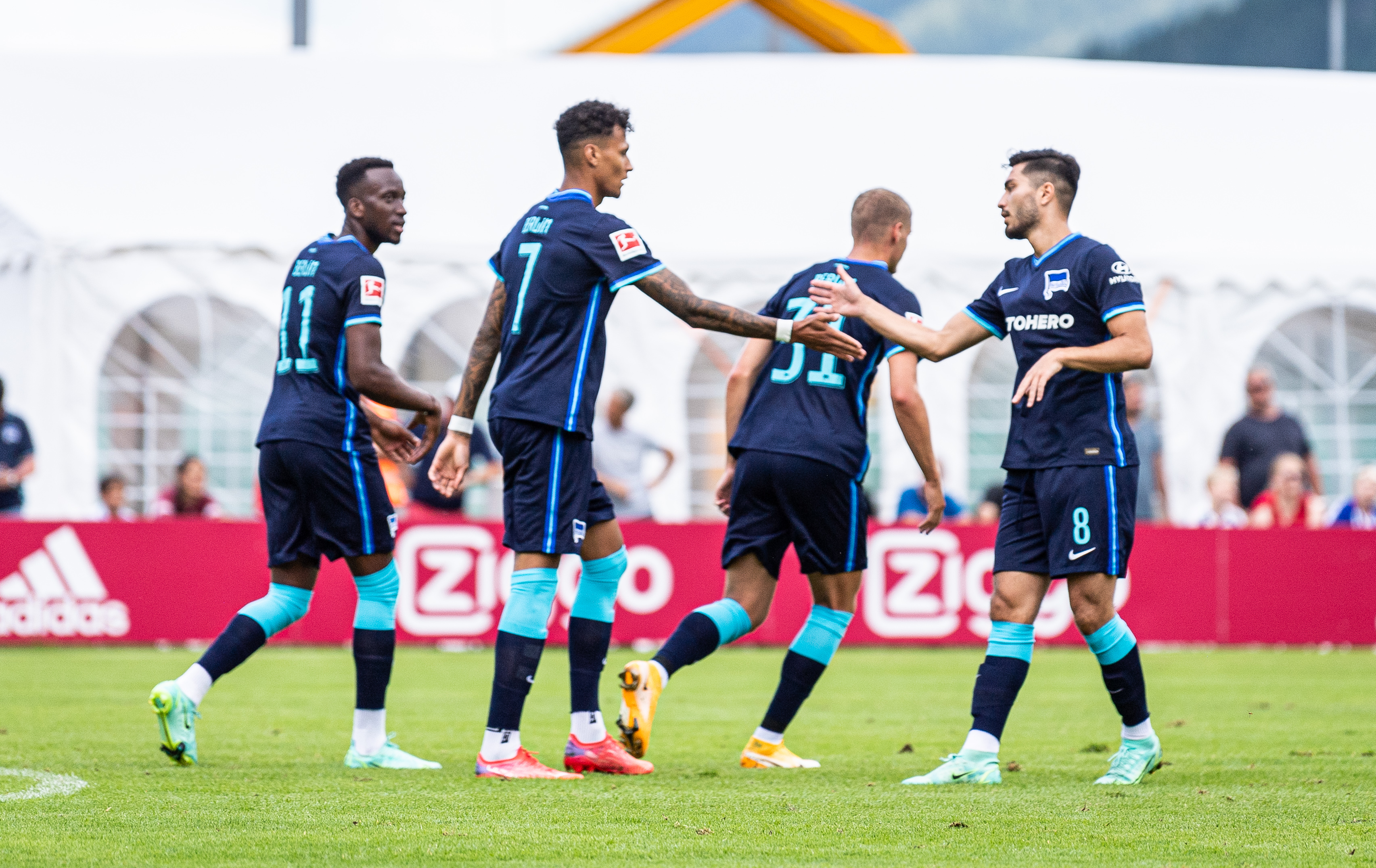 Unsere Mannschaft bejubelt einen Treffer im Testspiel.