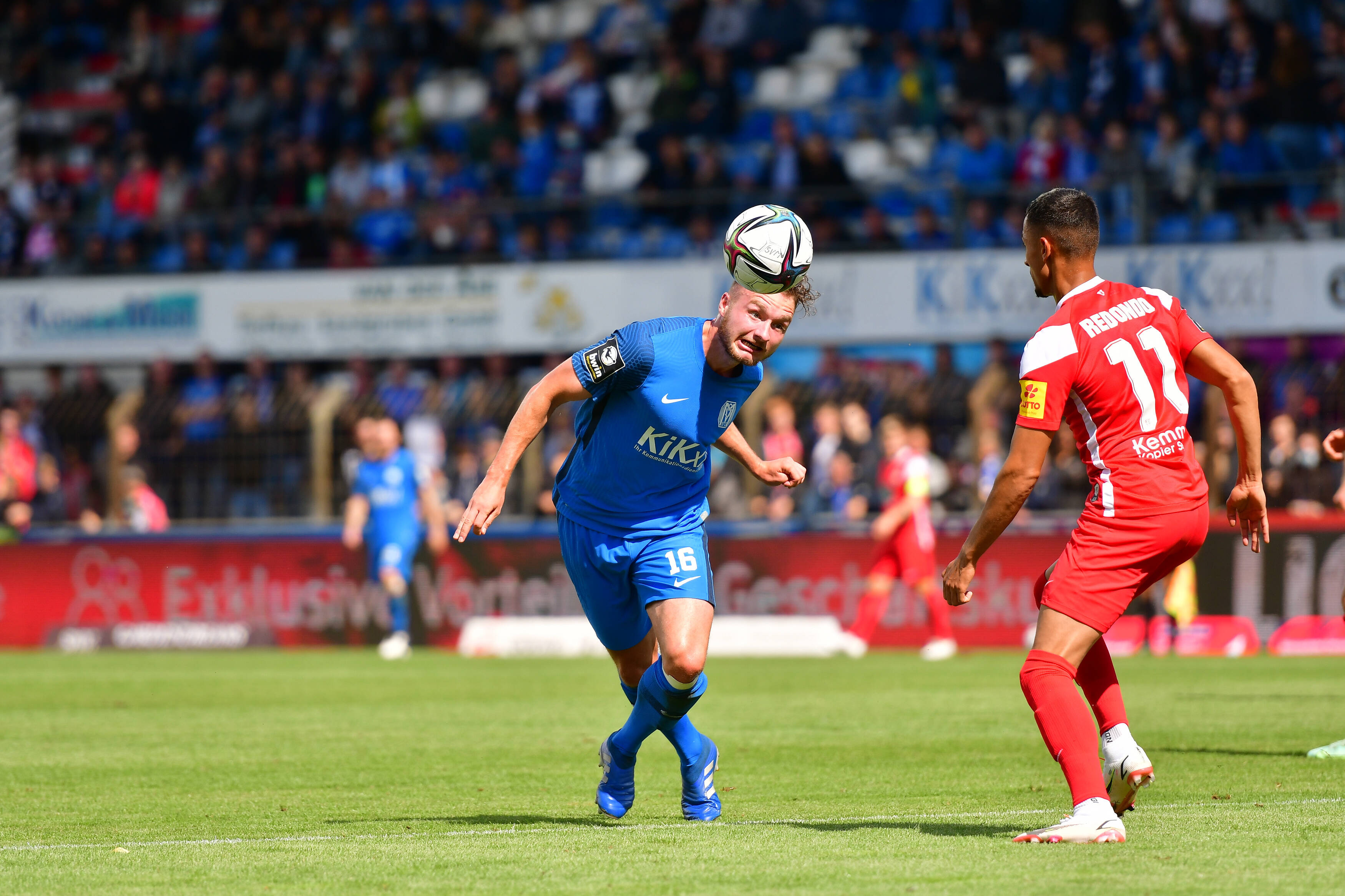Meppens Florian Egerer geht zum Kopfball.