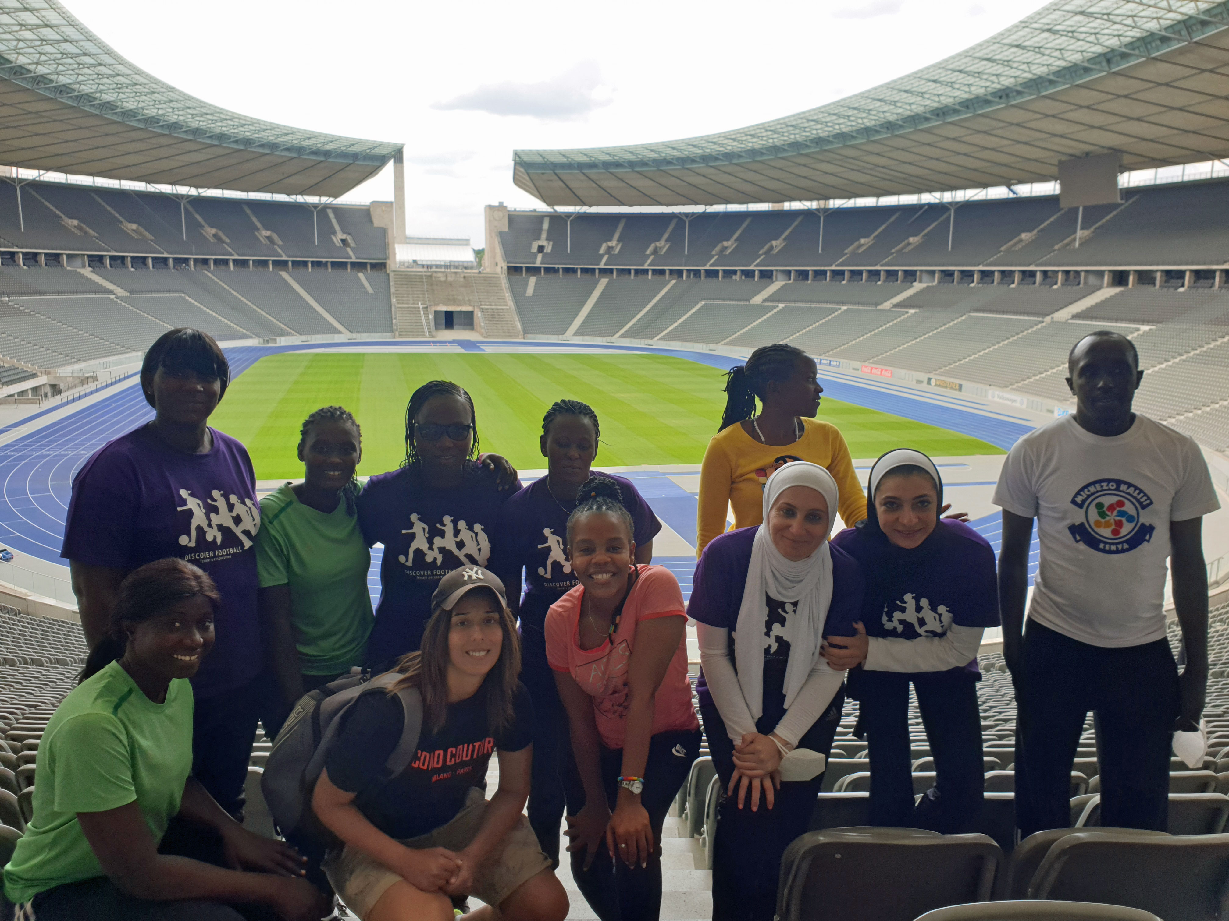 Die Delegation von Discover Football im Olympiastadion.