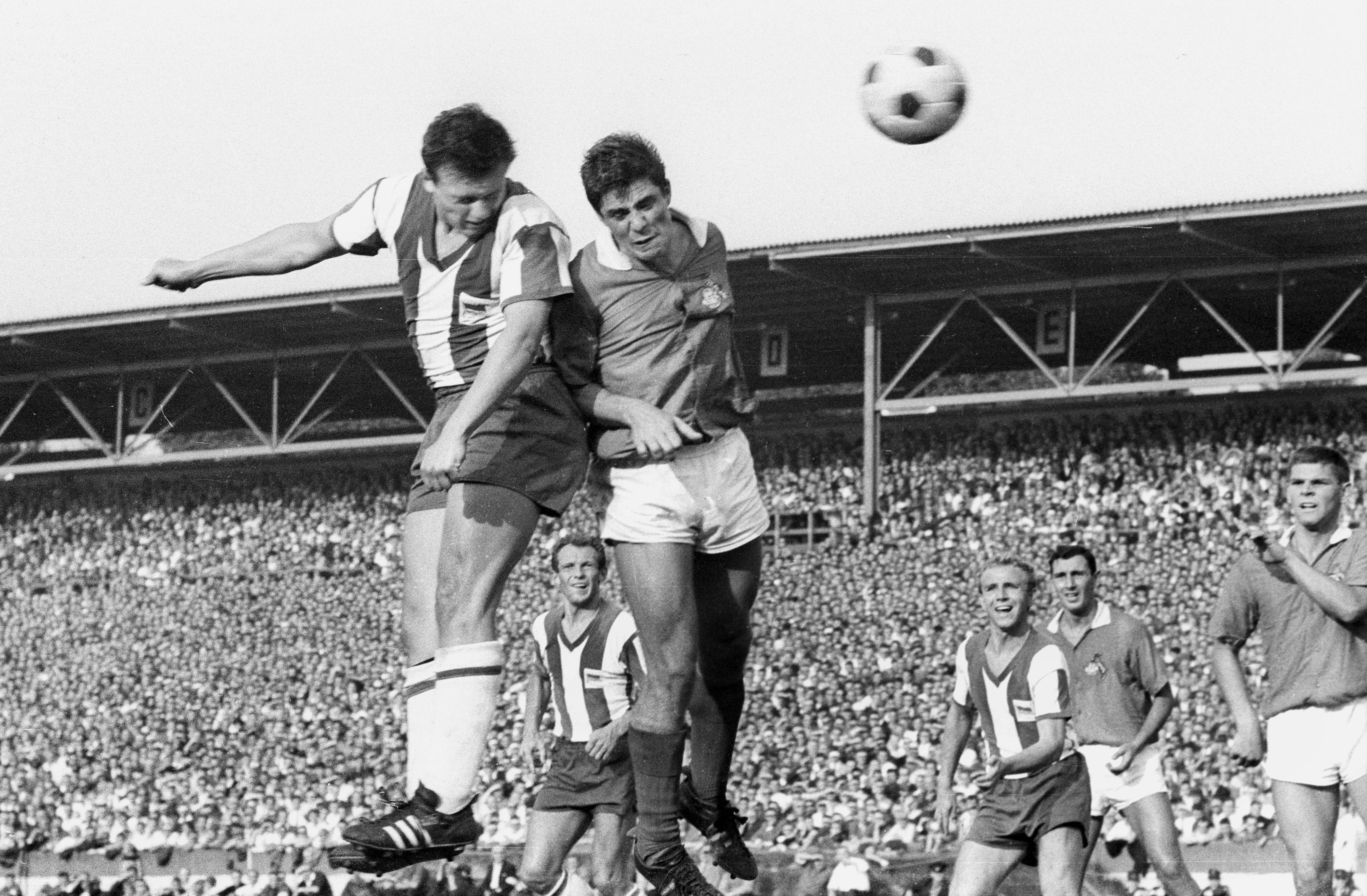 Kopfballduell zwischen einem Herthaner und einem Kölner im Jahr 1964.