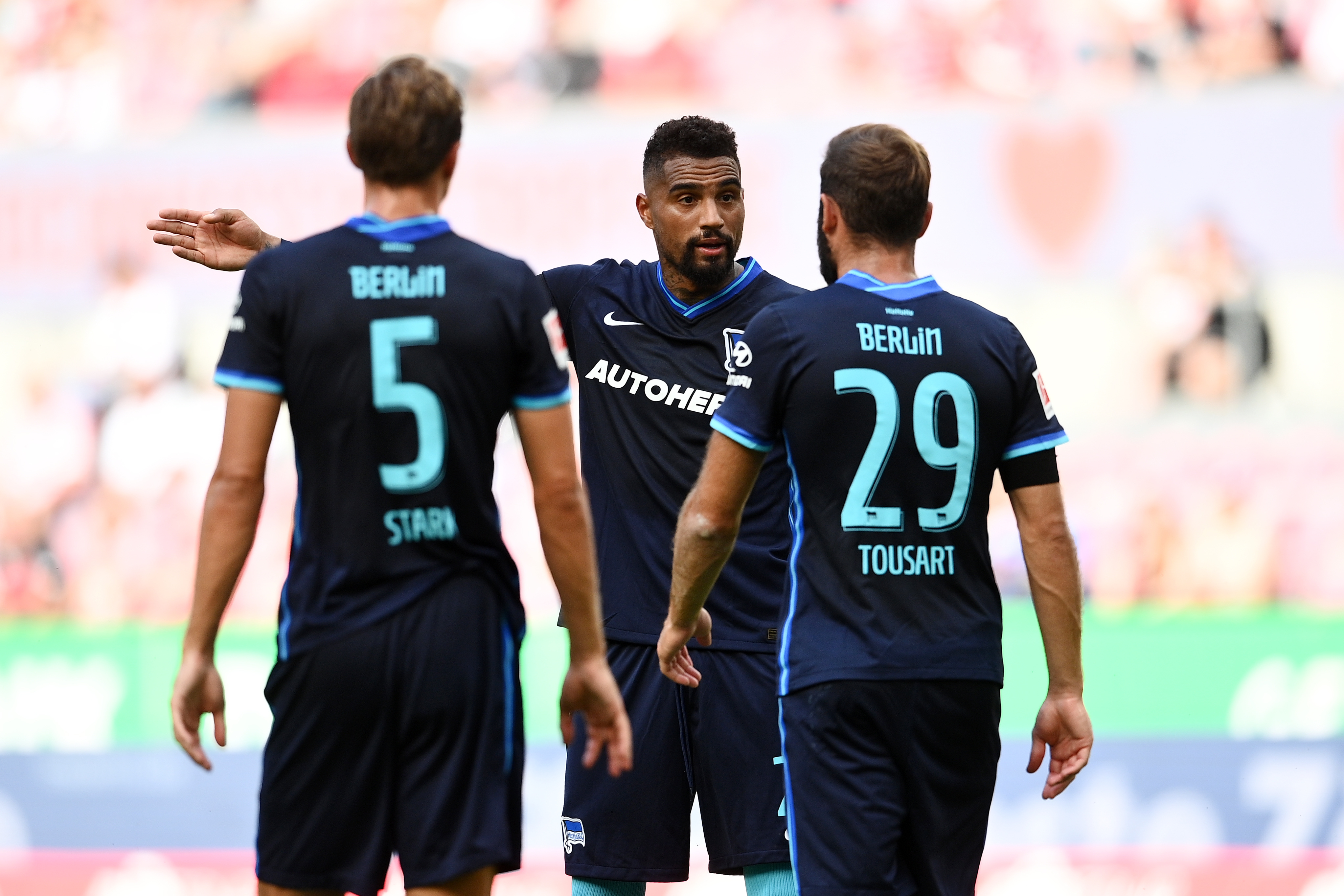 Prince Boateng im Dialog mit Niklas Stark und Lucas Tousart.