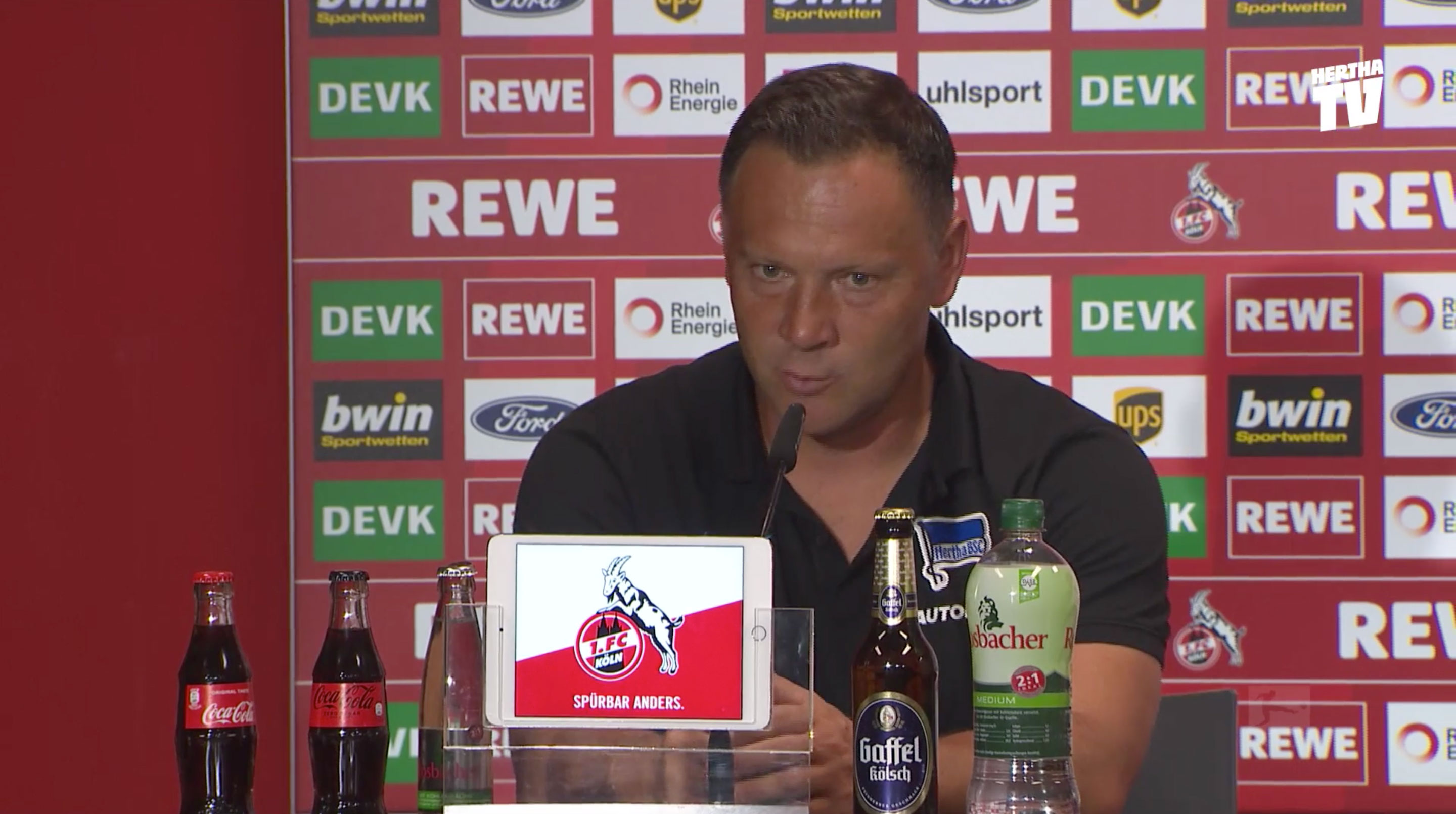 Pál Dárdai spricht auf der Pressekonferenz nach dem Spiel in Köln.