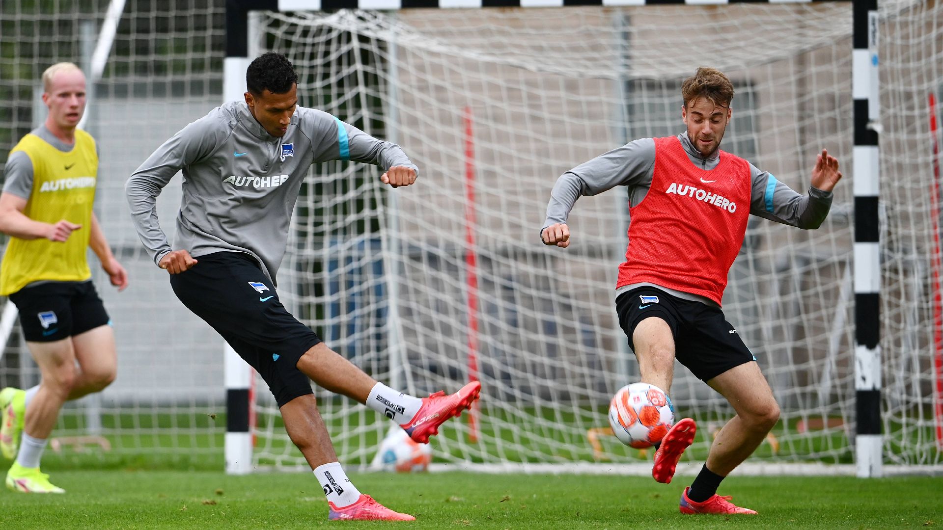 Davie Selke zieht im Training ab.
