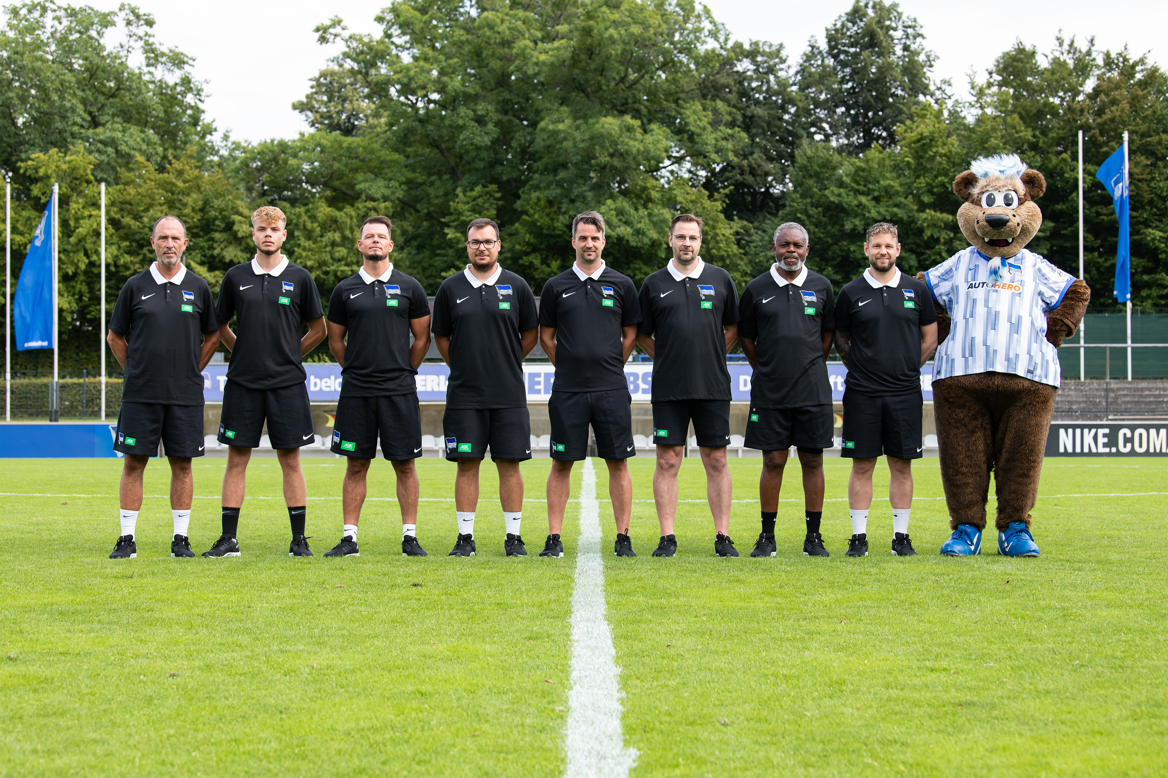 Pablo Thiam klatscht mit einem Spieler ab.