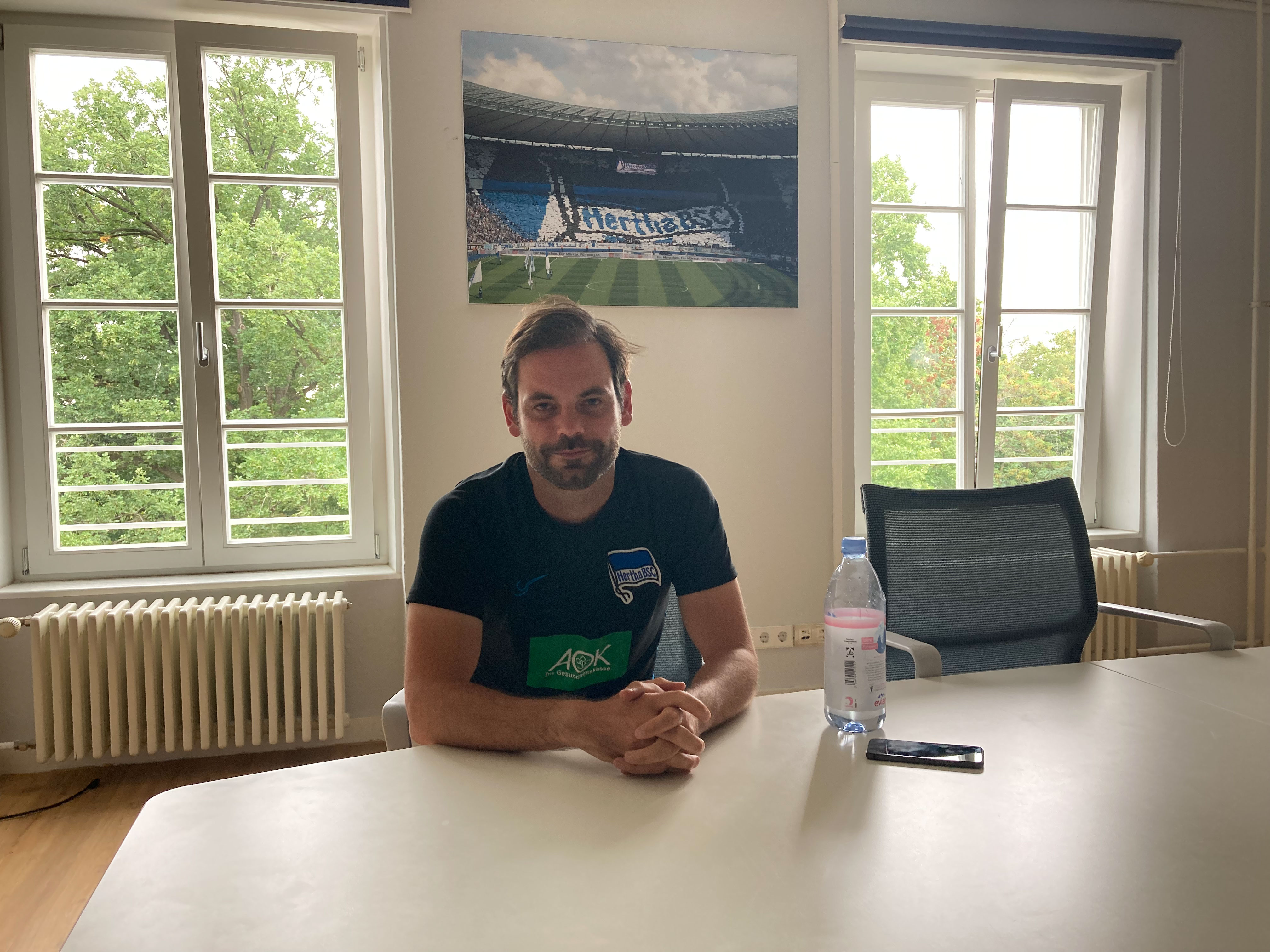Oliver Reiß sitzt im Besprechungsraum in der Geschäftsstelle.