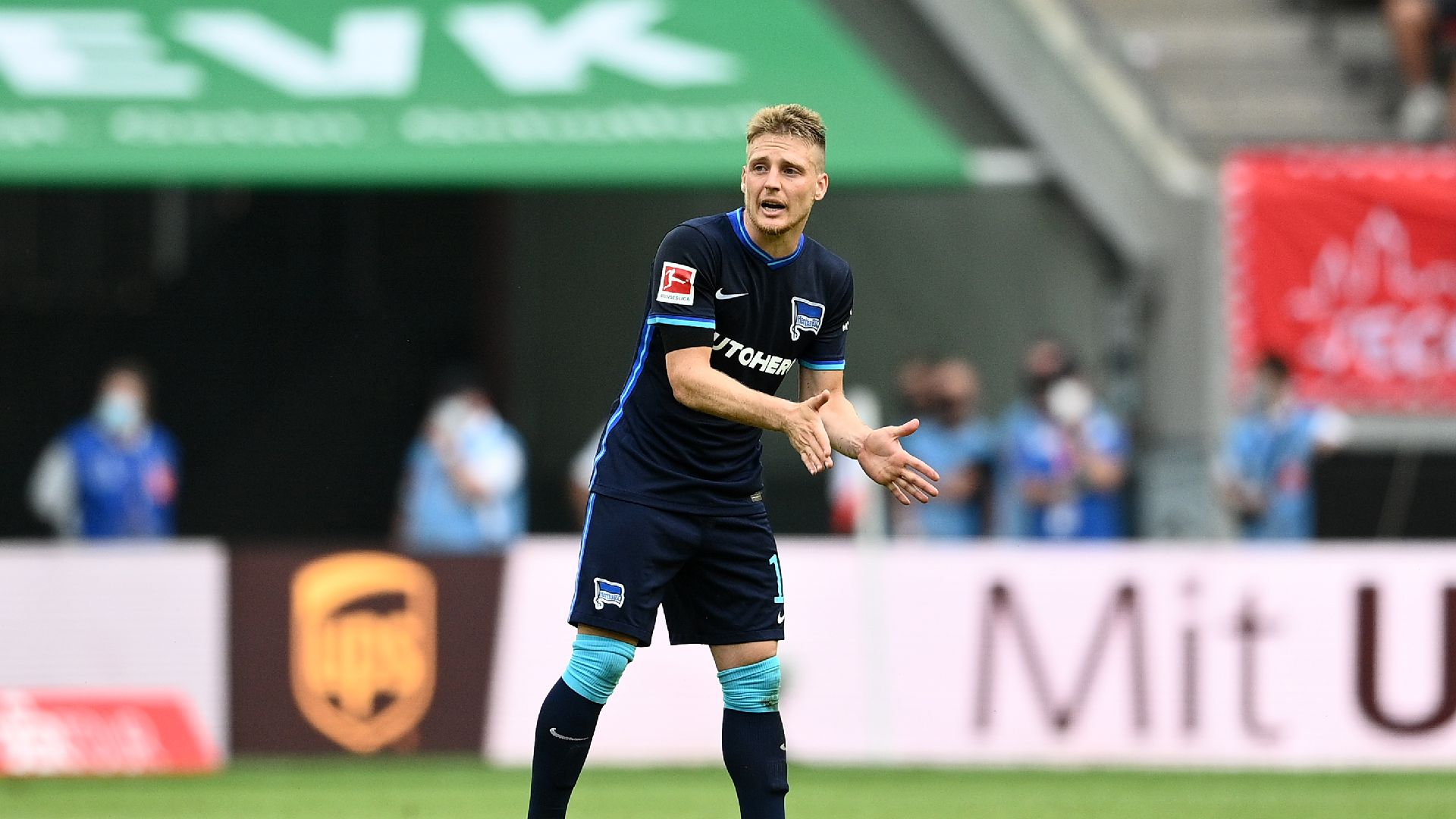 Santiago Ascacíbar gestikuliert auf dem Spielfeld.