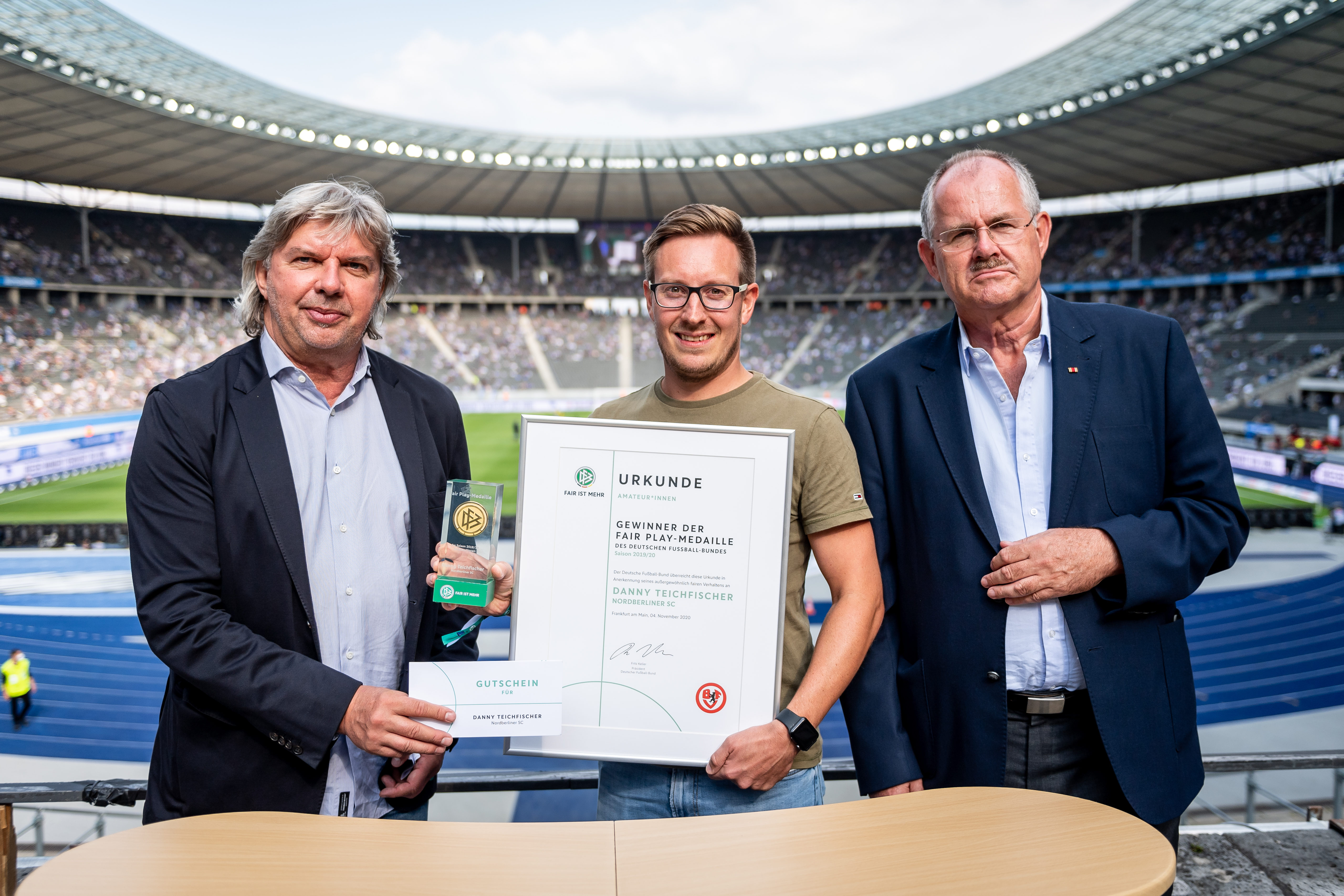 DFB-Vizepräsident Ronny Zimmermann, Danny Tiechfischer (Gewinner der Fair Play-Medaille) und BFV-Präsident Bernd Schultz (v.l.n.r.).