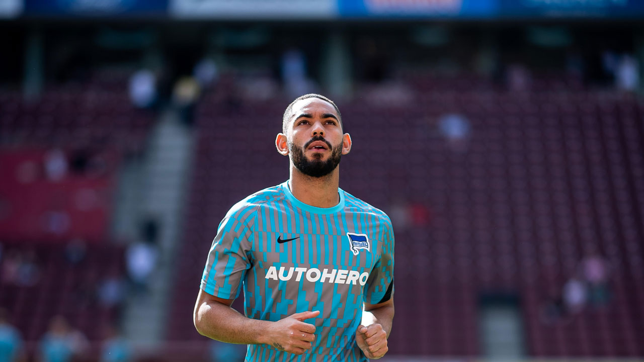 Matheus Cunha warms up for a match.