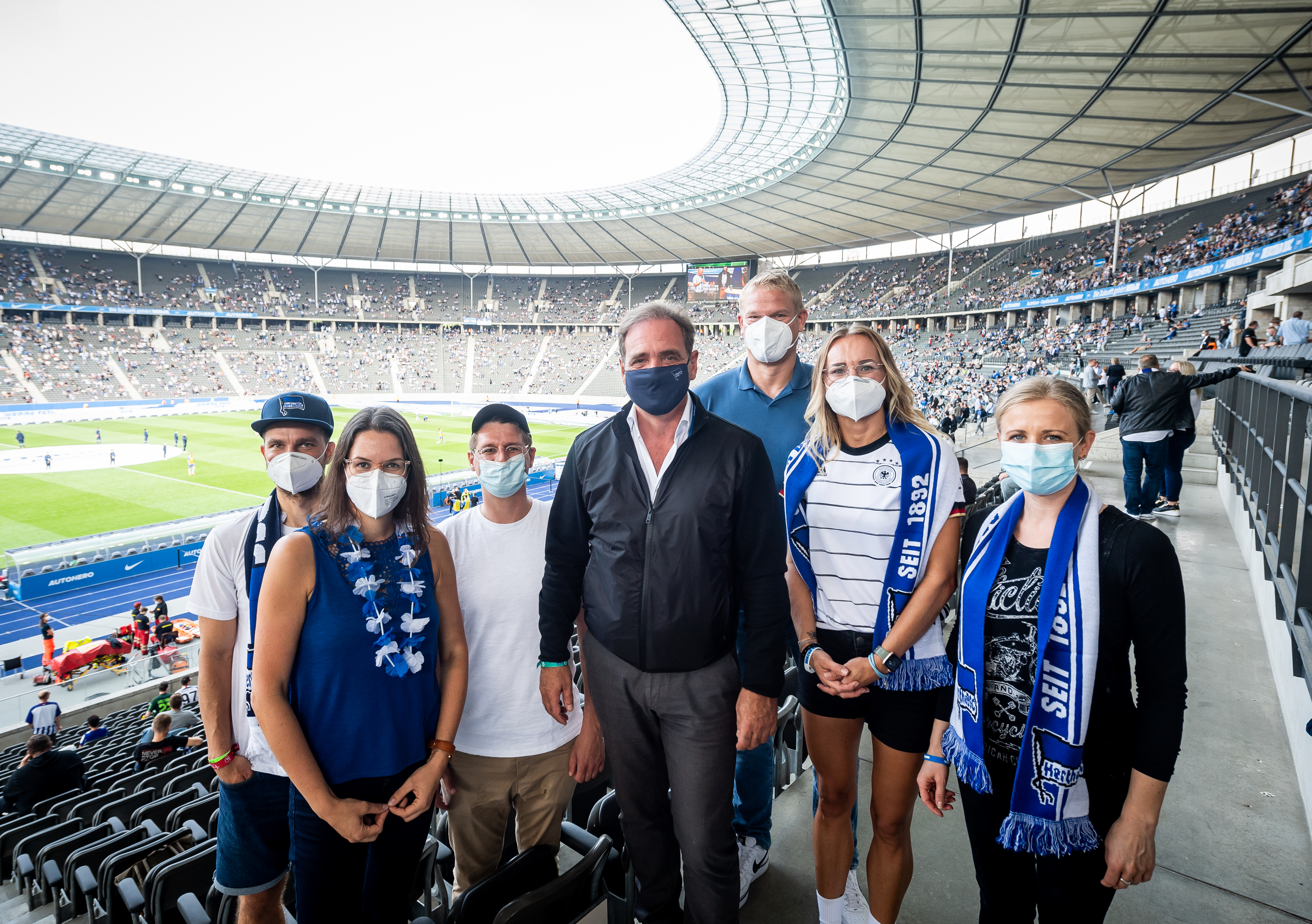 Carsten Schmidt und Paul Keuter begrüßen Helferinnen und Helfer im Olympiastadion.