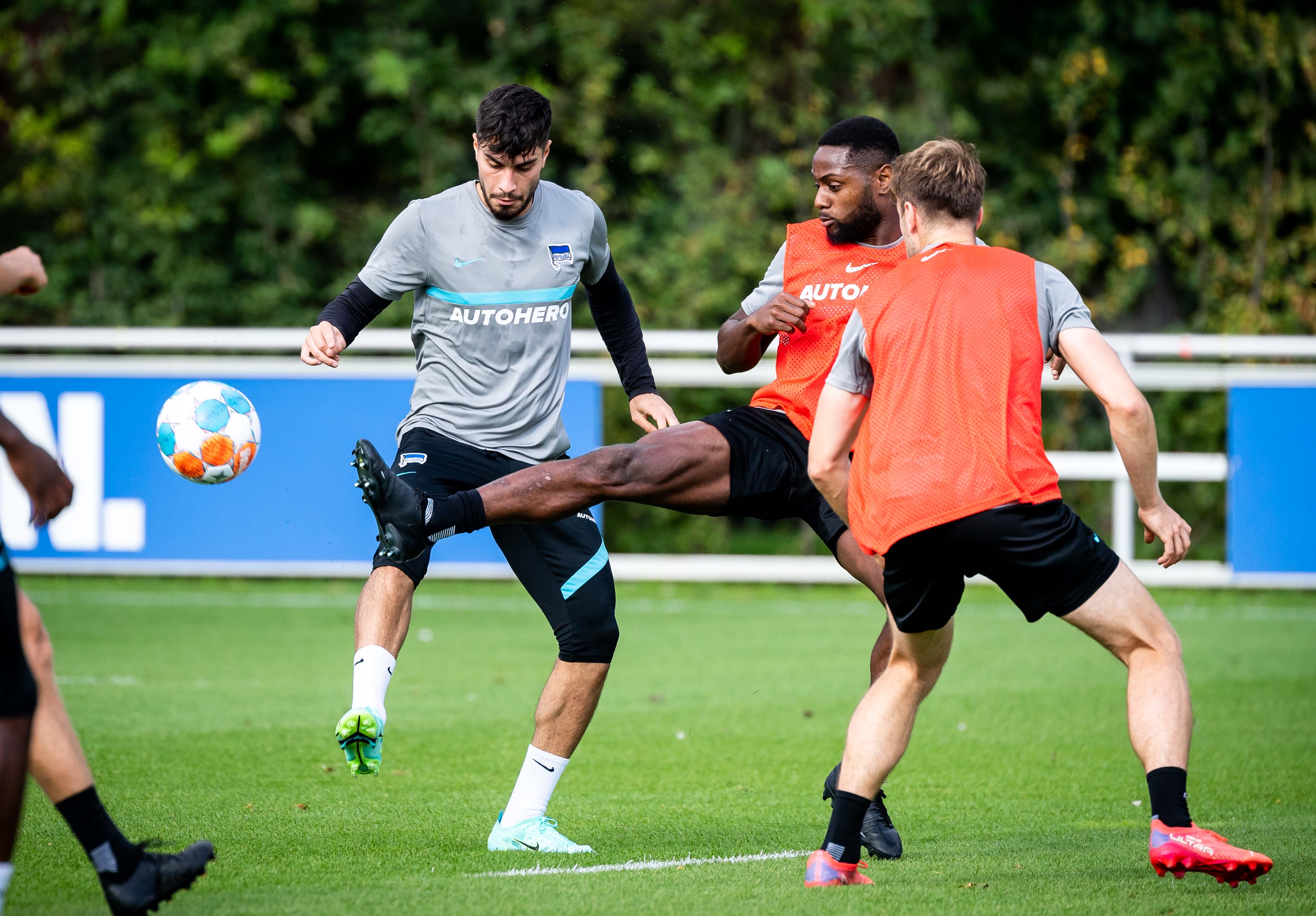 Suat Serdar battles with Deyo Zeefuik.