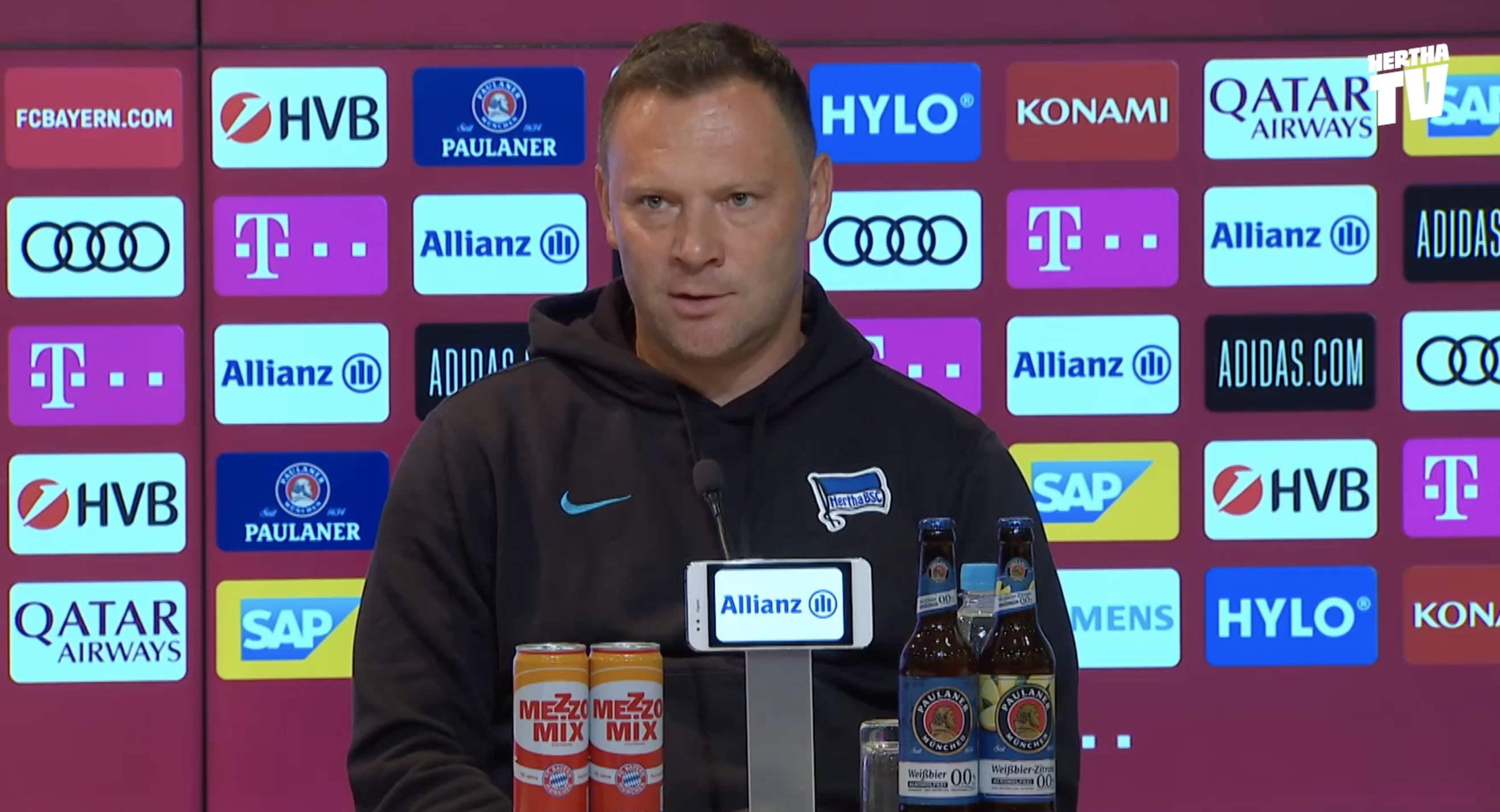 Pál Dárdai sitzt auf dem Podium in der Münchener Arena.