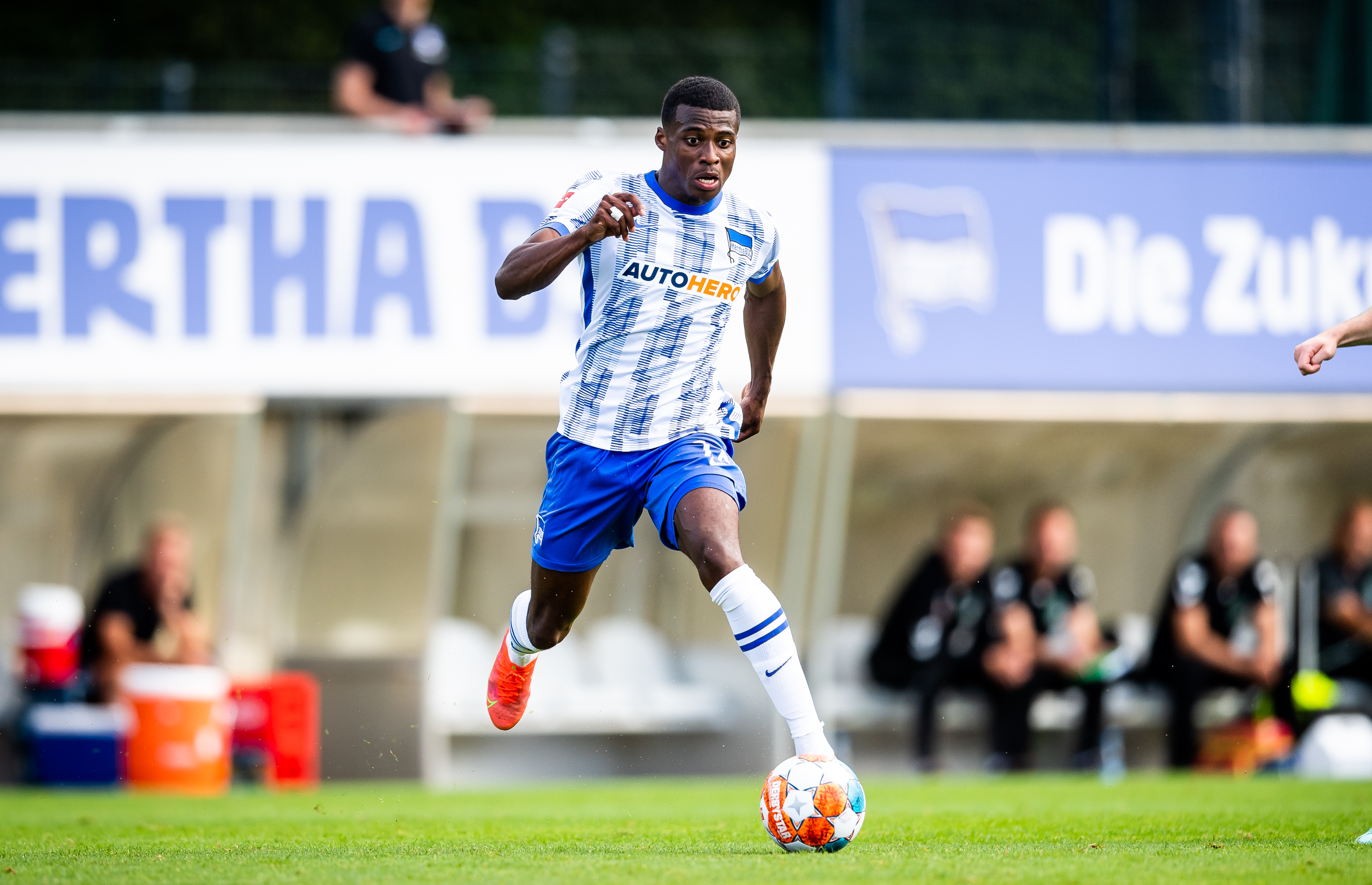 Javairô Dilrosun dribbling with the ball