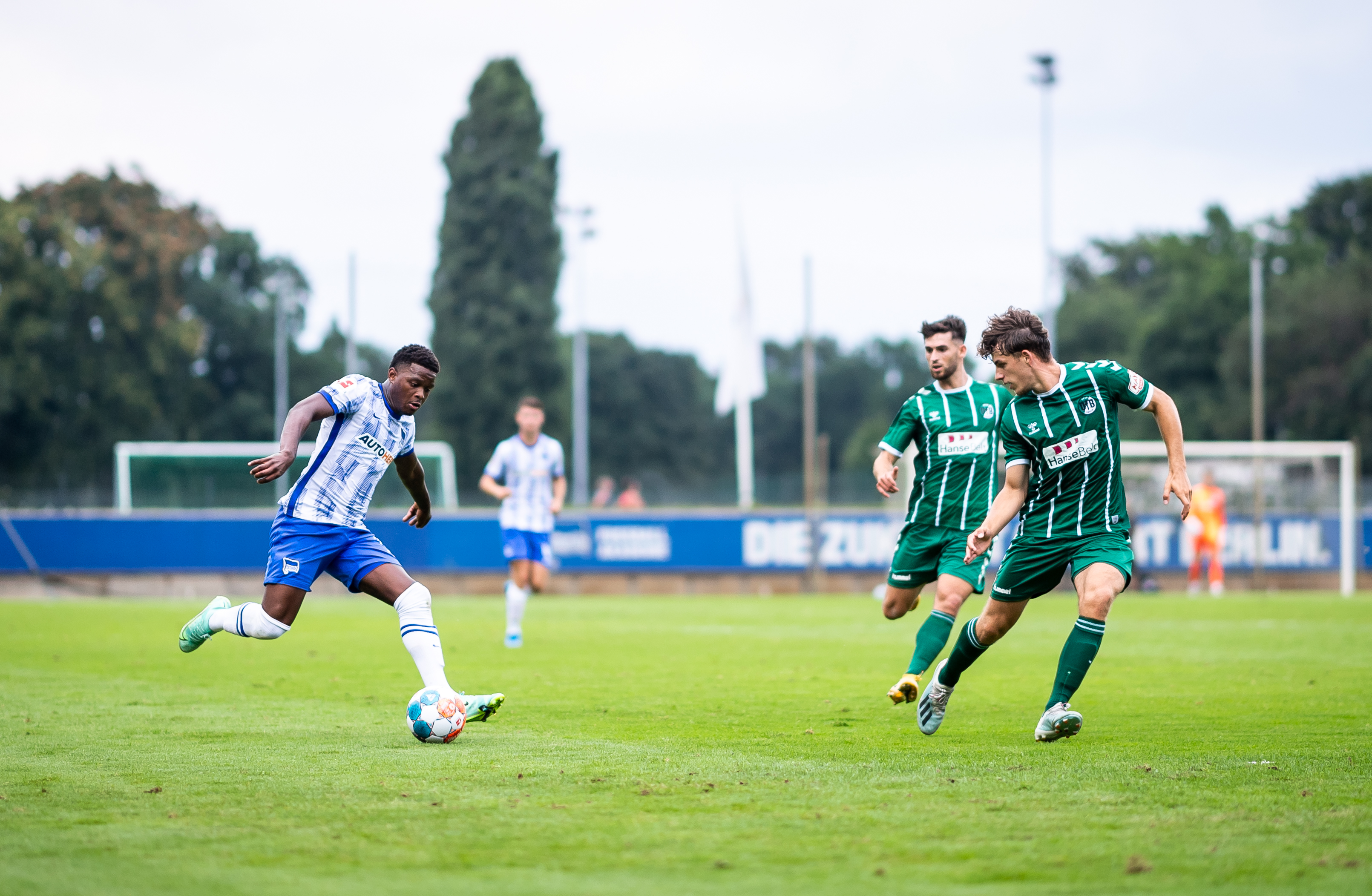 Daishawn Redan dribbelt in einem Test auf einen Gegenspieler zu.