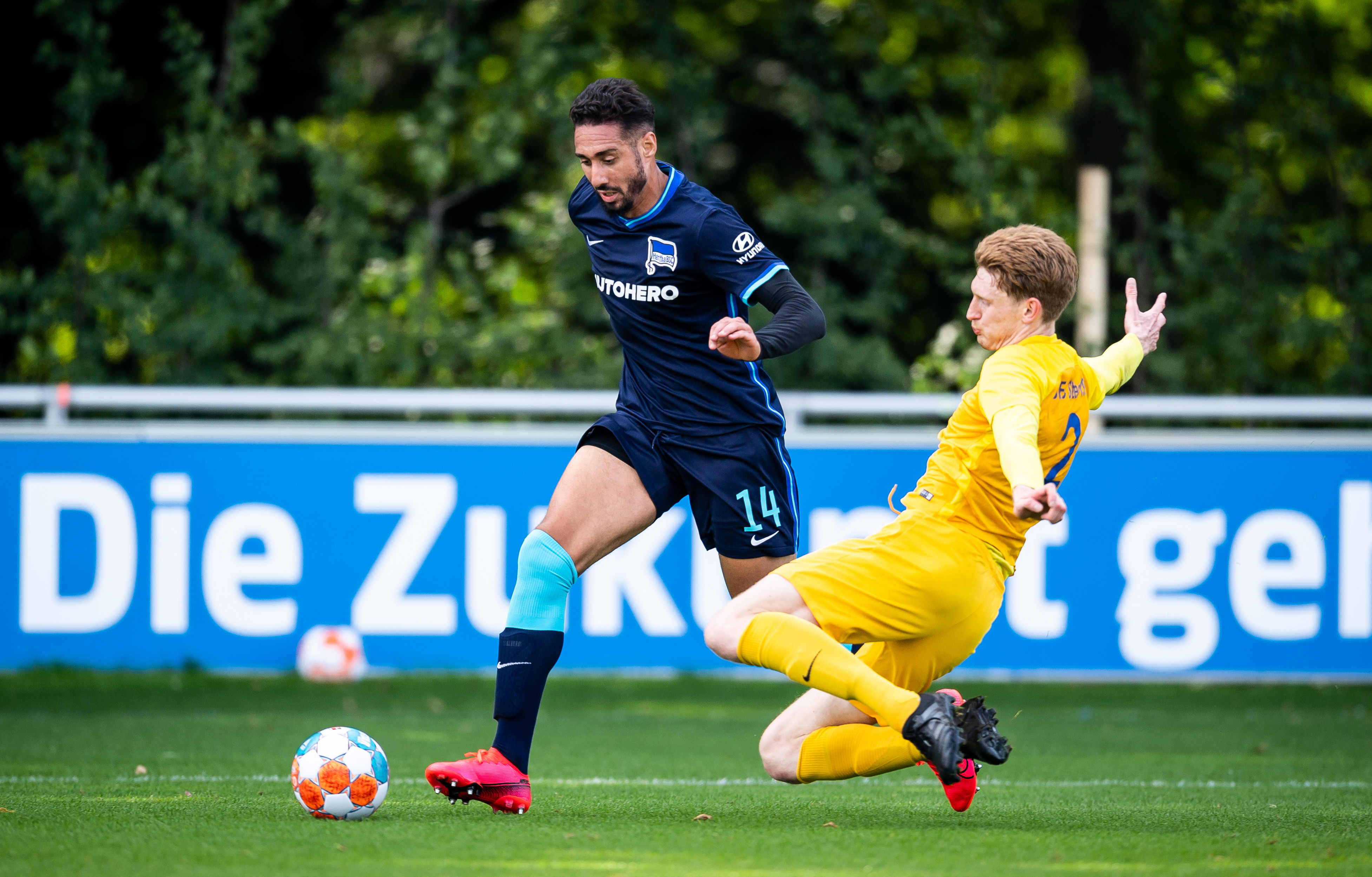 Ishak Belfodil im Zweikampf.