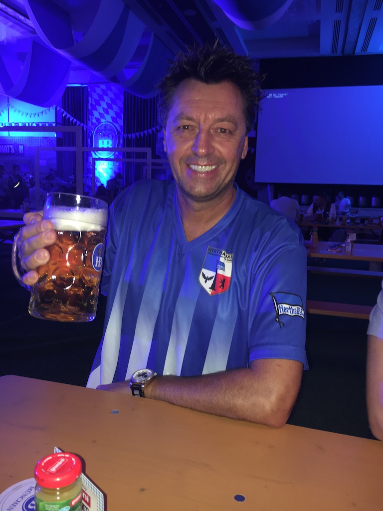 Micha Boeck trinkt auf unsere Blau-Weißen.
